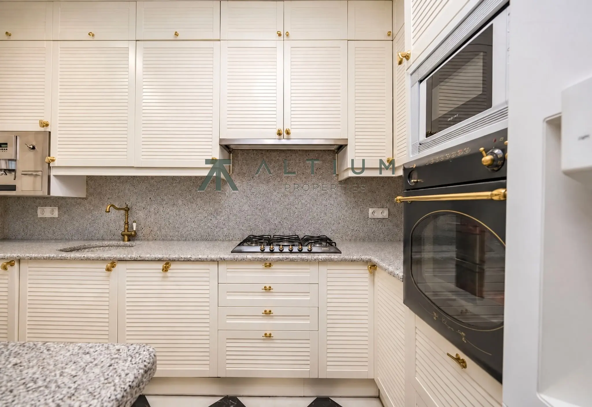 Esquina, miradores y vidrieras en una gran vivienda de Castellana