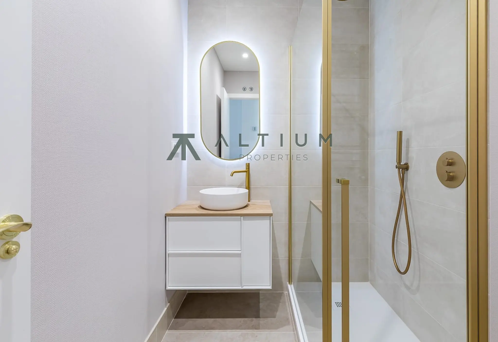 Interior en Malasaña — Amplitud y vida cultural en Universidad (36 de 49)