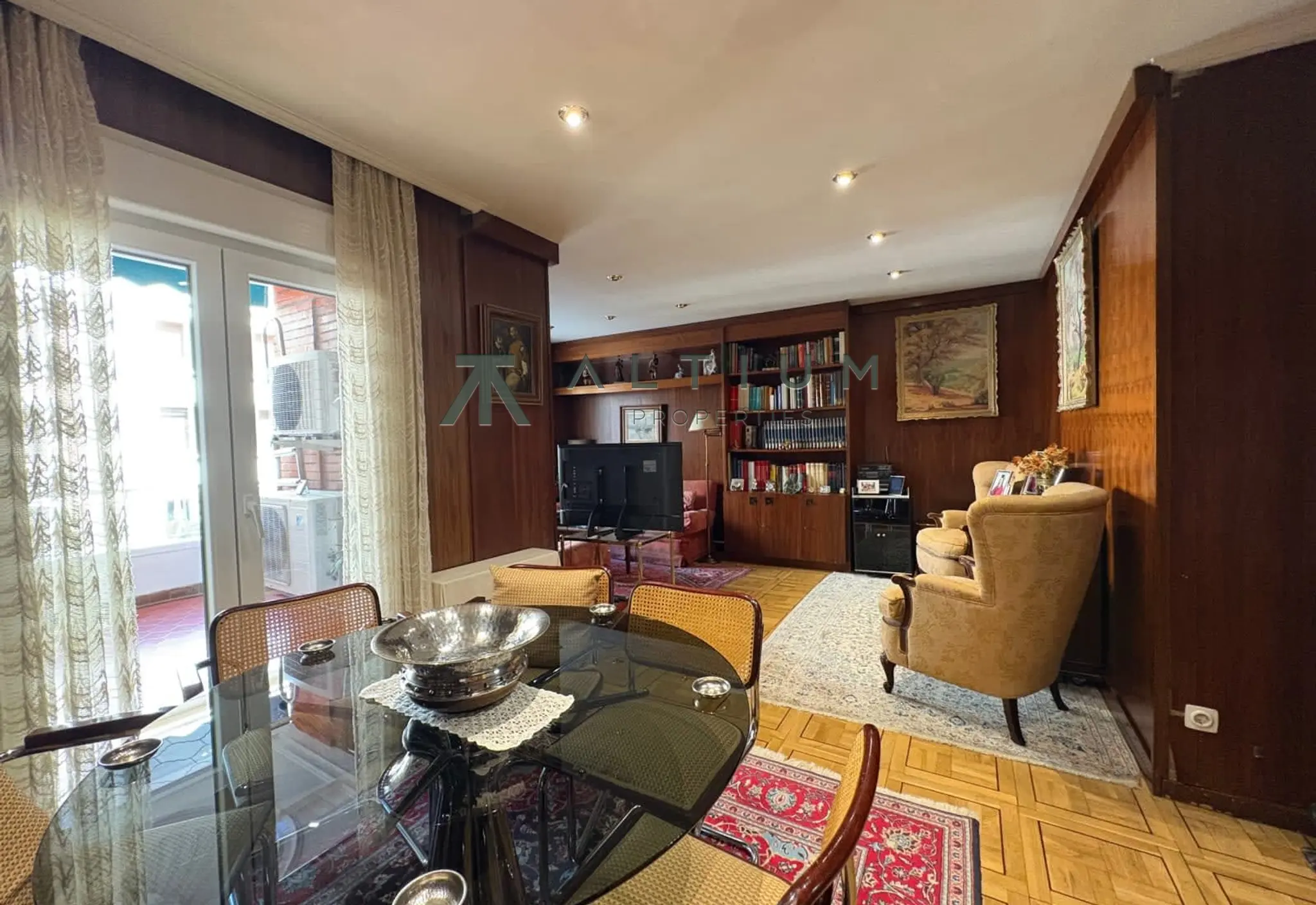 Terraza, boiserie y espiga en una tercera planta de Salamanca