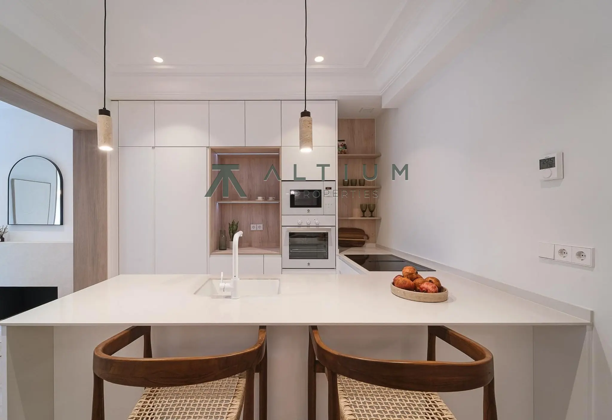 Chimenea, mirador y arcos en una vivienda de diseño