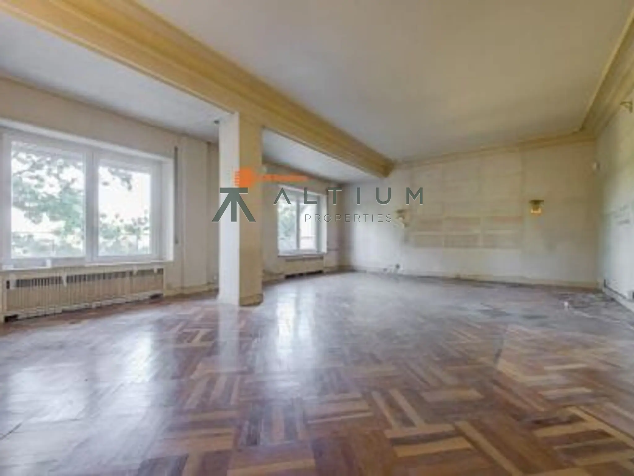 Una gran residencia con terraza sobre el Parque del Oeste