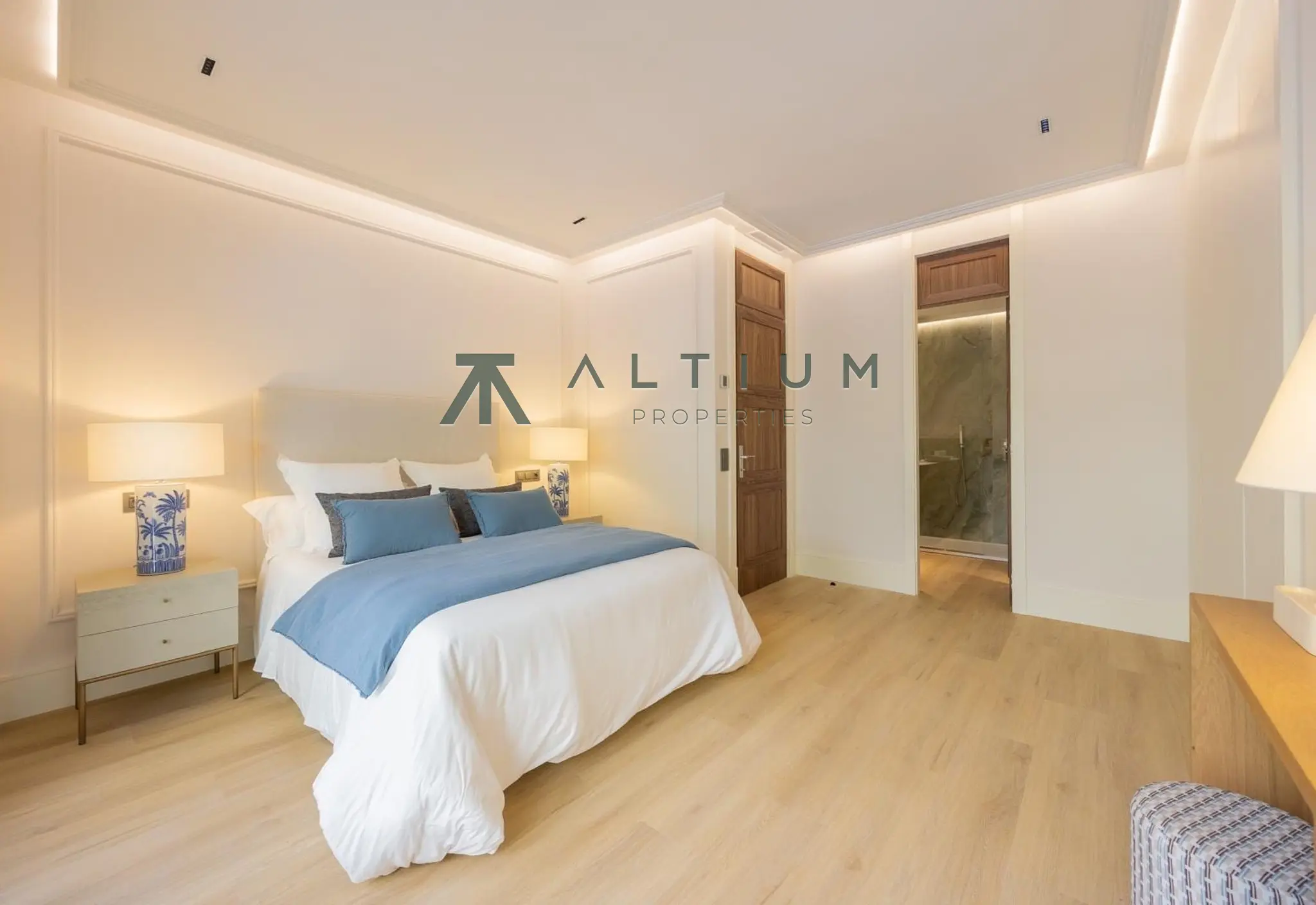 Un jardín privado dentro de una gran residencia en Castellana