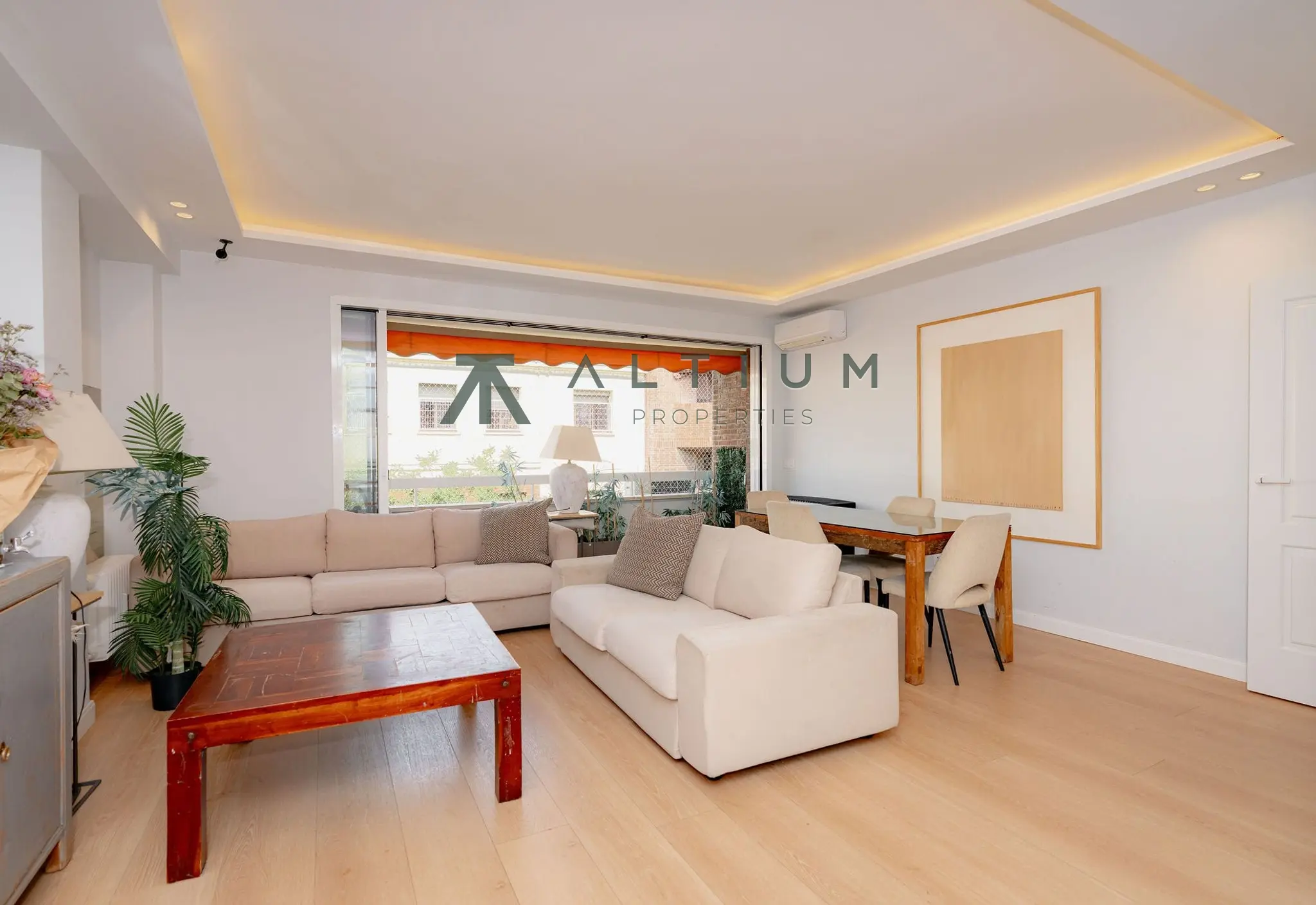 Piso de 4 dormitorios y 170 m2 en Chamberí - Almagro en venta — Terraza, garaje y vida exterior en Almagro