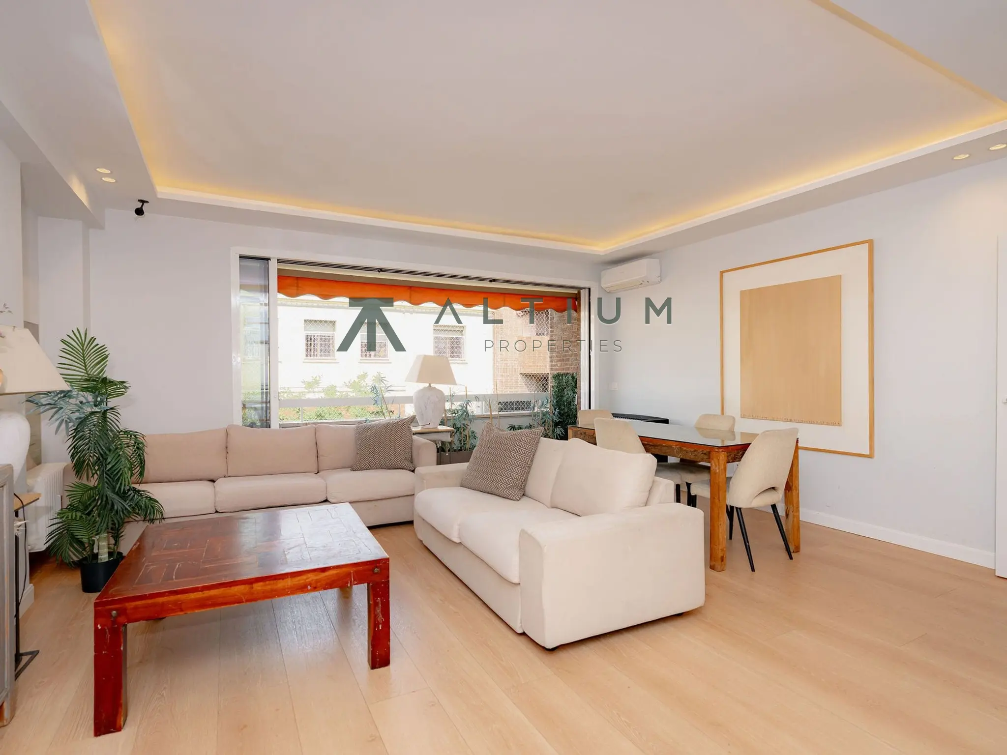 Piso de 4 dormitorios y 170 m2 en Chamberí - Almagro en venta — Terraza, garaje y vida exterior en Almagro