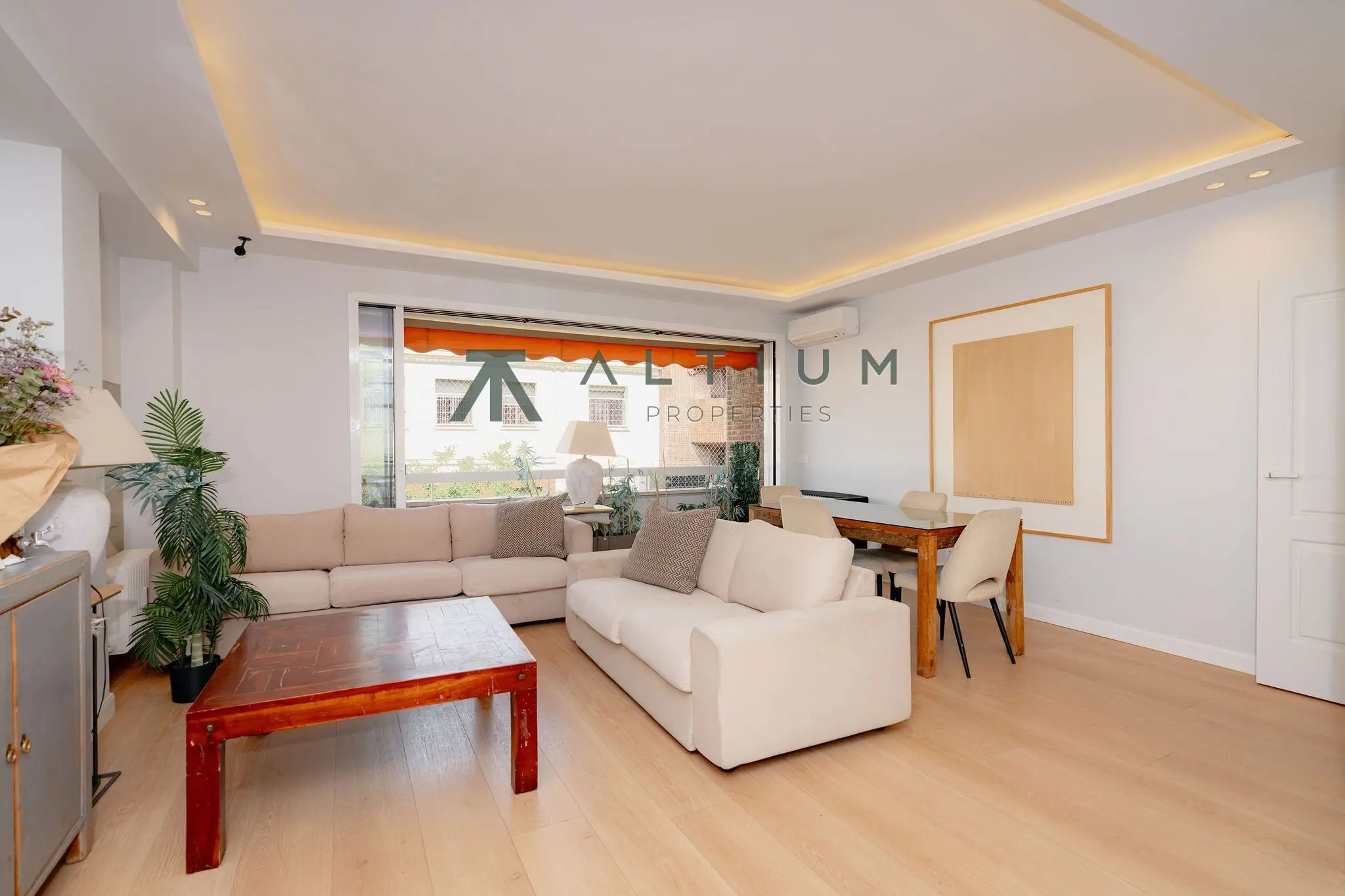 Piso de 4 dormitorios y 170 m2 en Chamberí - Almagro en venta — Terraza, garaje y vida exterior en Almagro