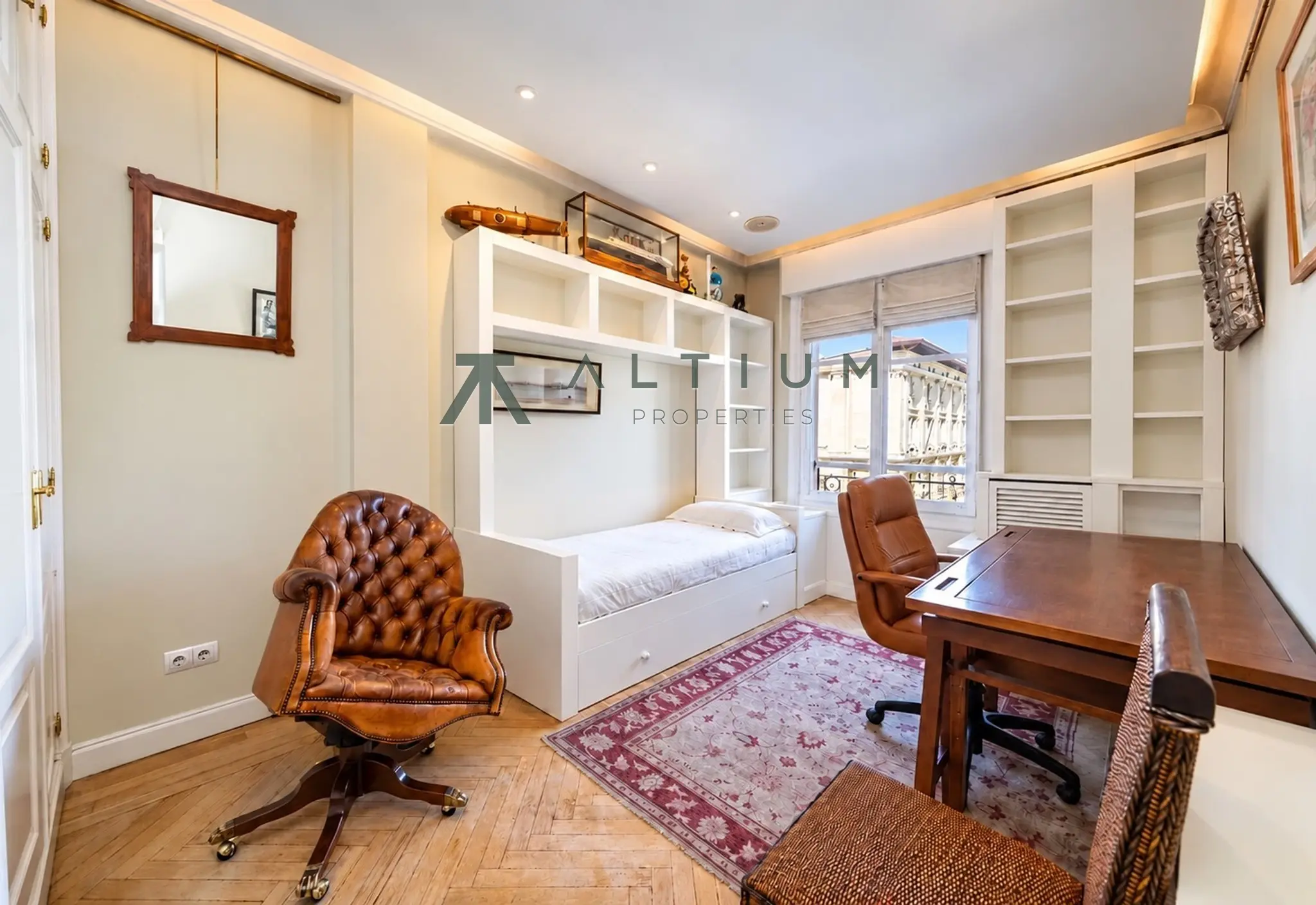 Esquina, miradores y vidrieras en una gran vivienda de Castellana