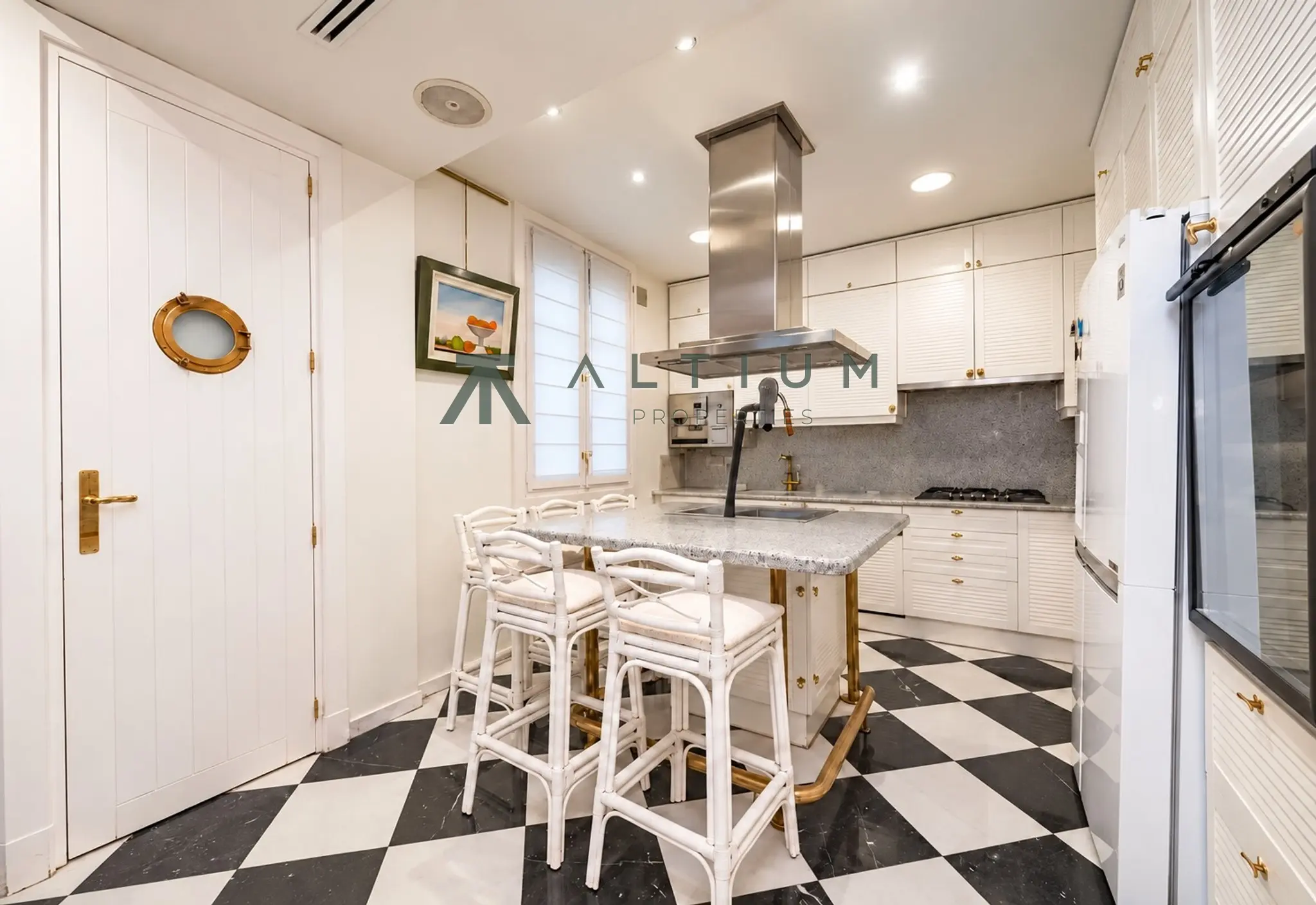 Esquina, miradores y vidrieras en una gran vivienda de Castellana