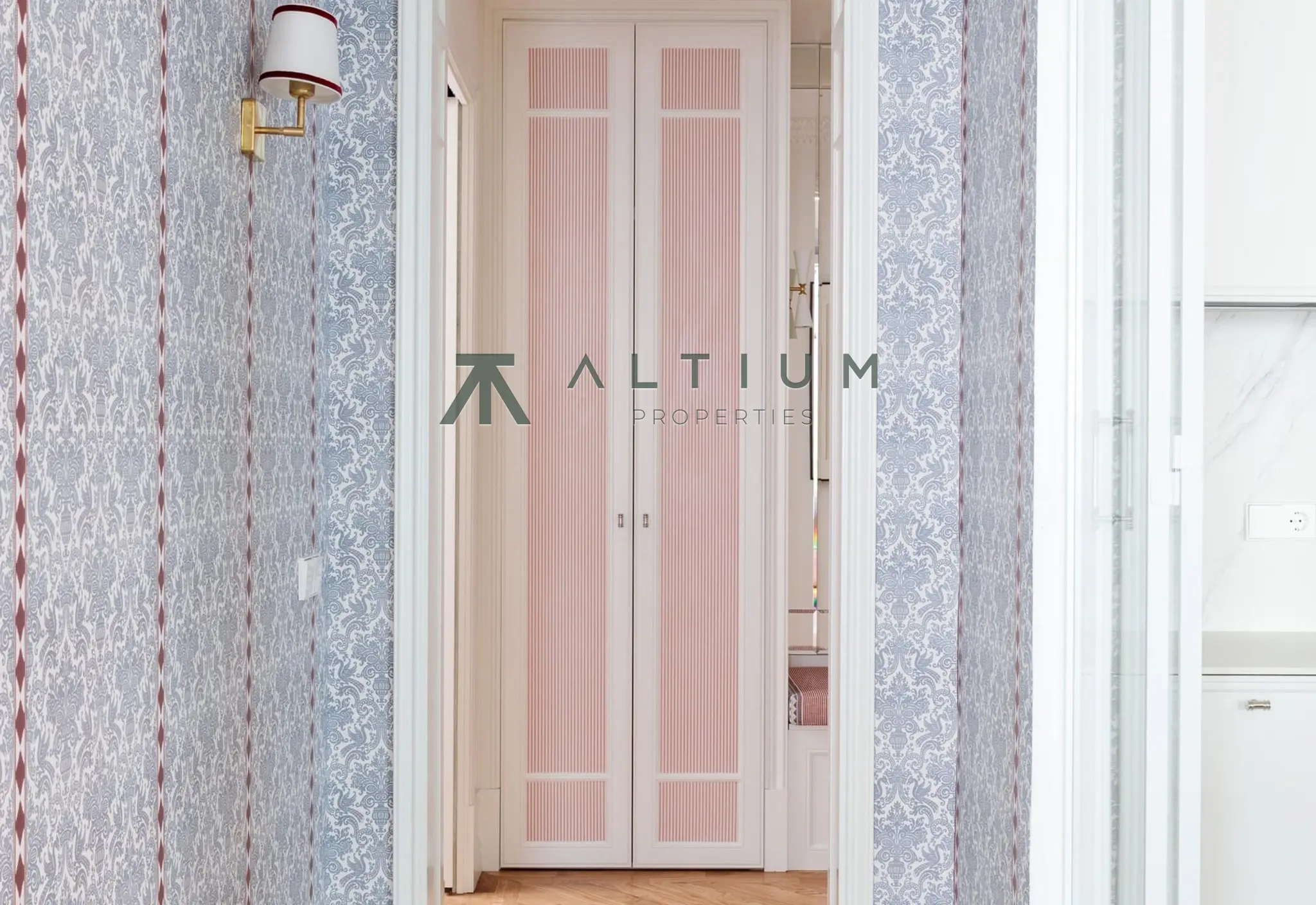 Luz sur y balcón en una gran vivienda de Almagro