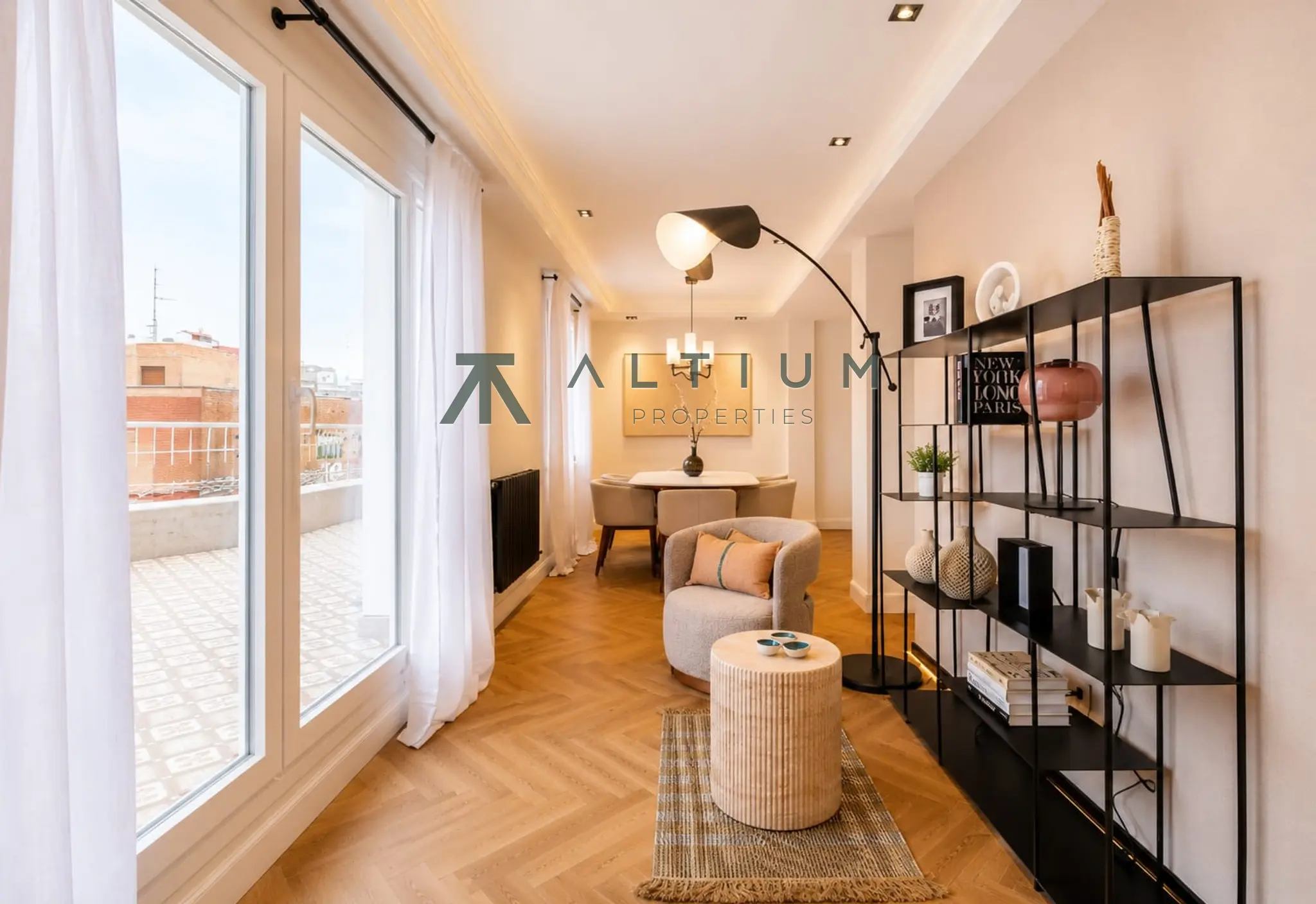 Piso de 3 dormitorios y 179 m2 en Barrio de Salamanca - Goya en venta — Ático con terraza privada y luz de tarde en Goya