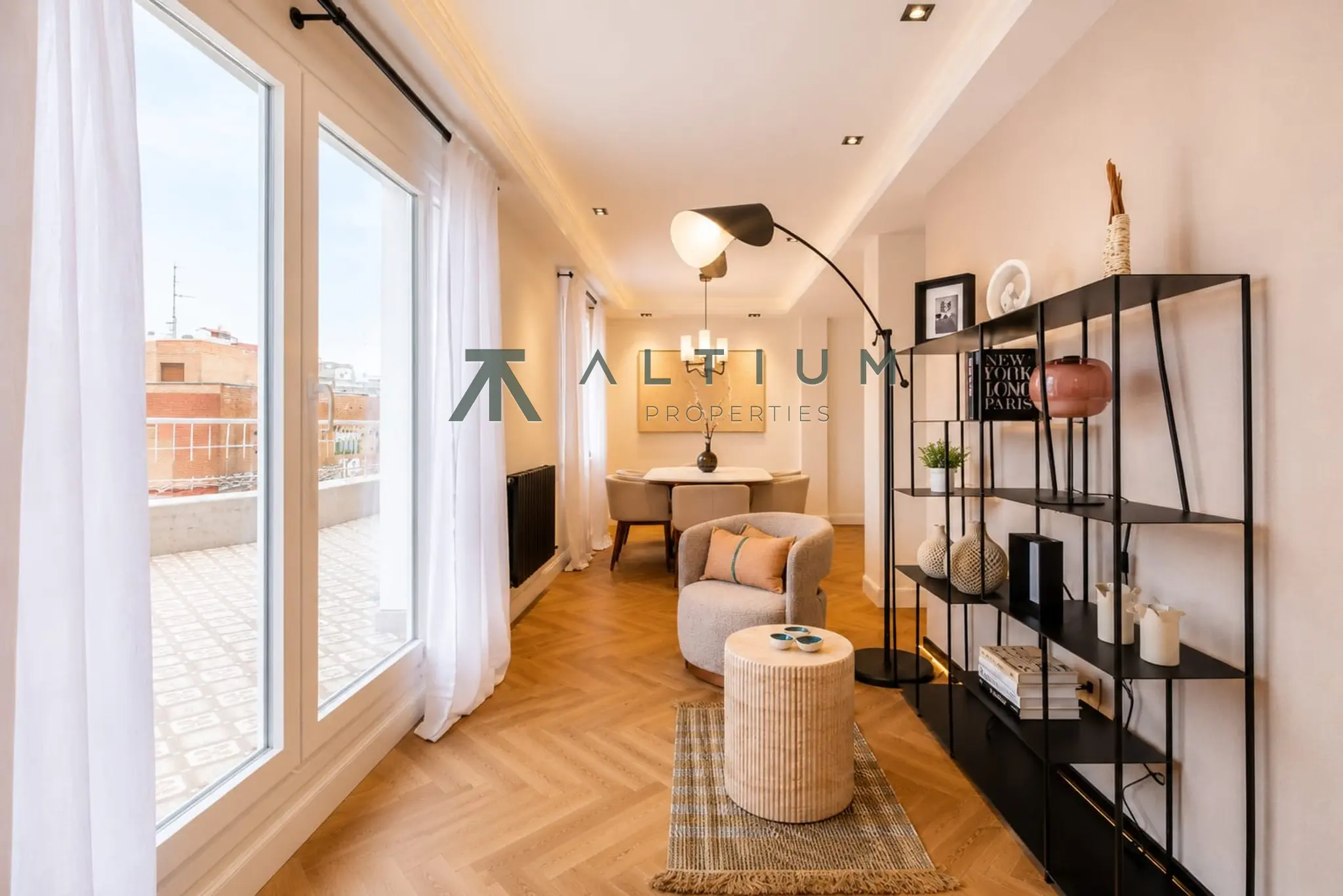Piso de 3 dormitorios y 179 m2 en Barrio de Salamanca - Goya en venta — Ático con terraza privada y luz de tarde en Goya