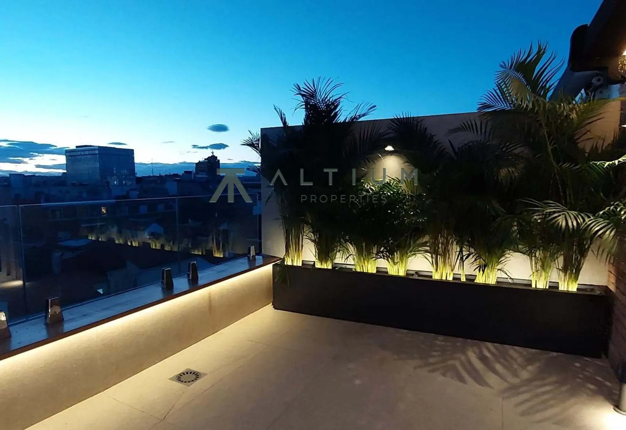 Luz de este a oeste y una terraza que abraza la vivienda