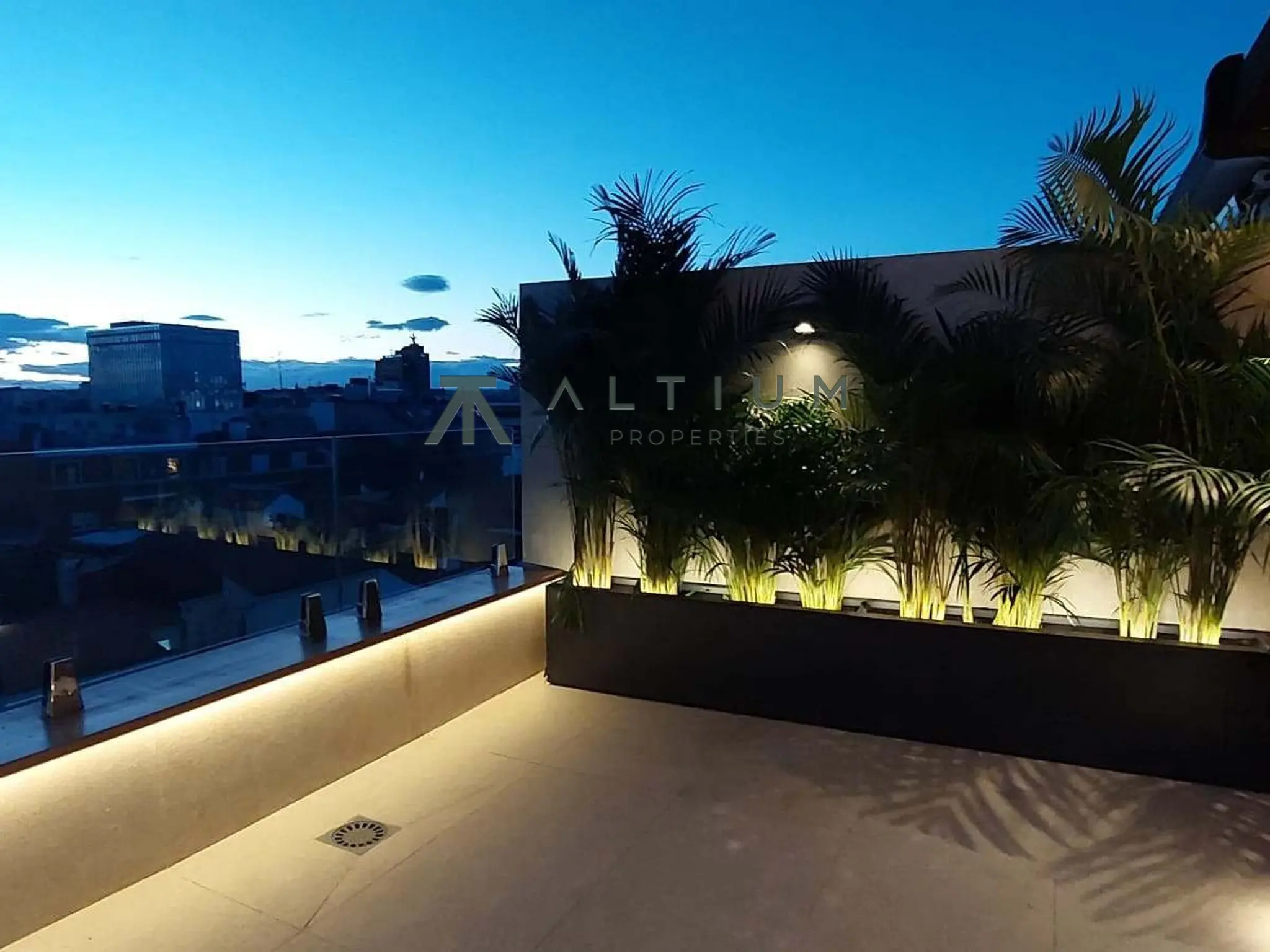 Luz de este a oeste y una terraza que abraza la vivienda