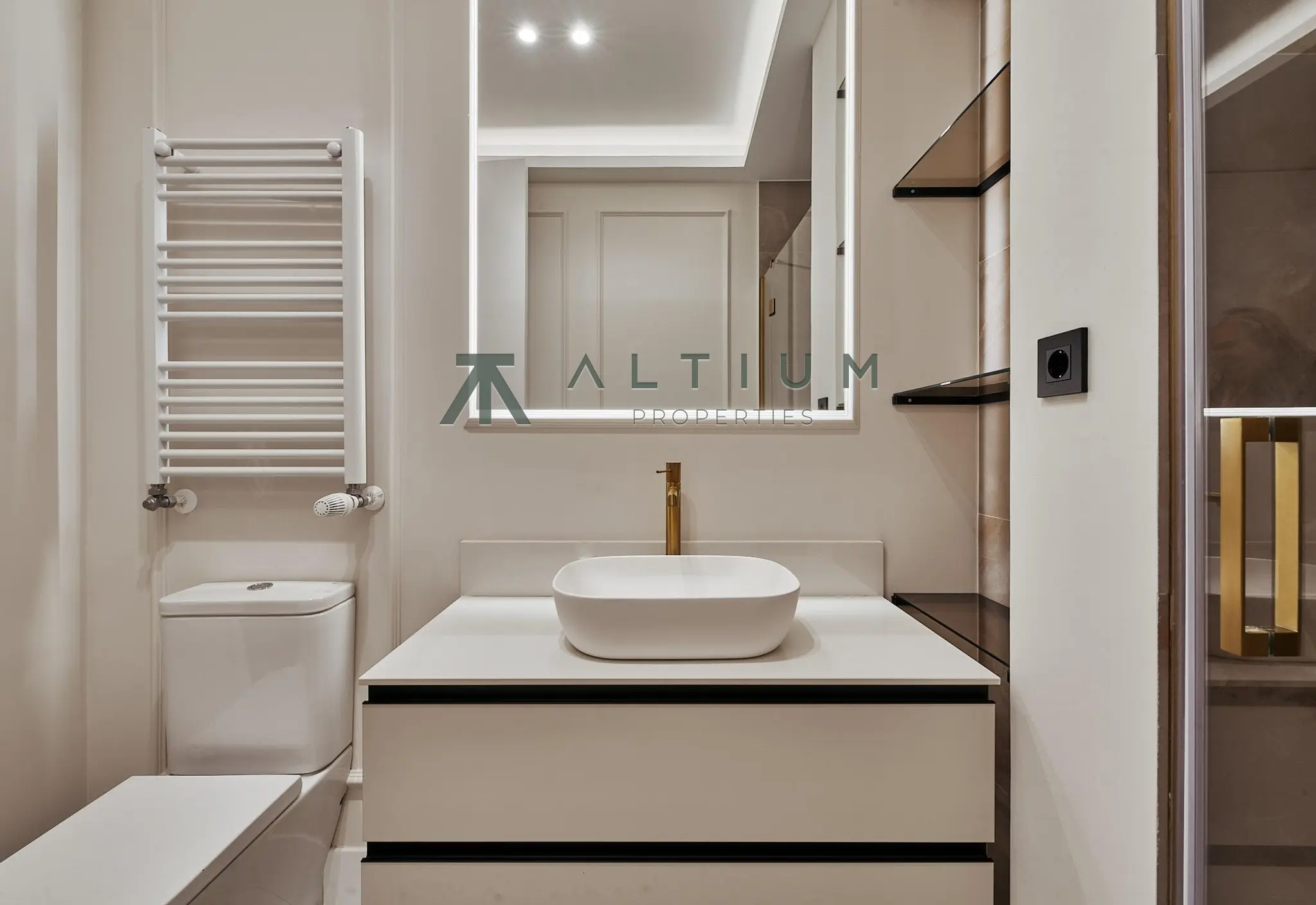 Tres suites en una casa pensada hacia dentro