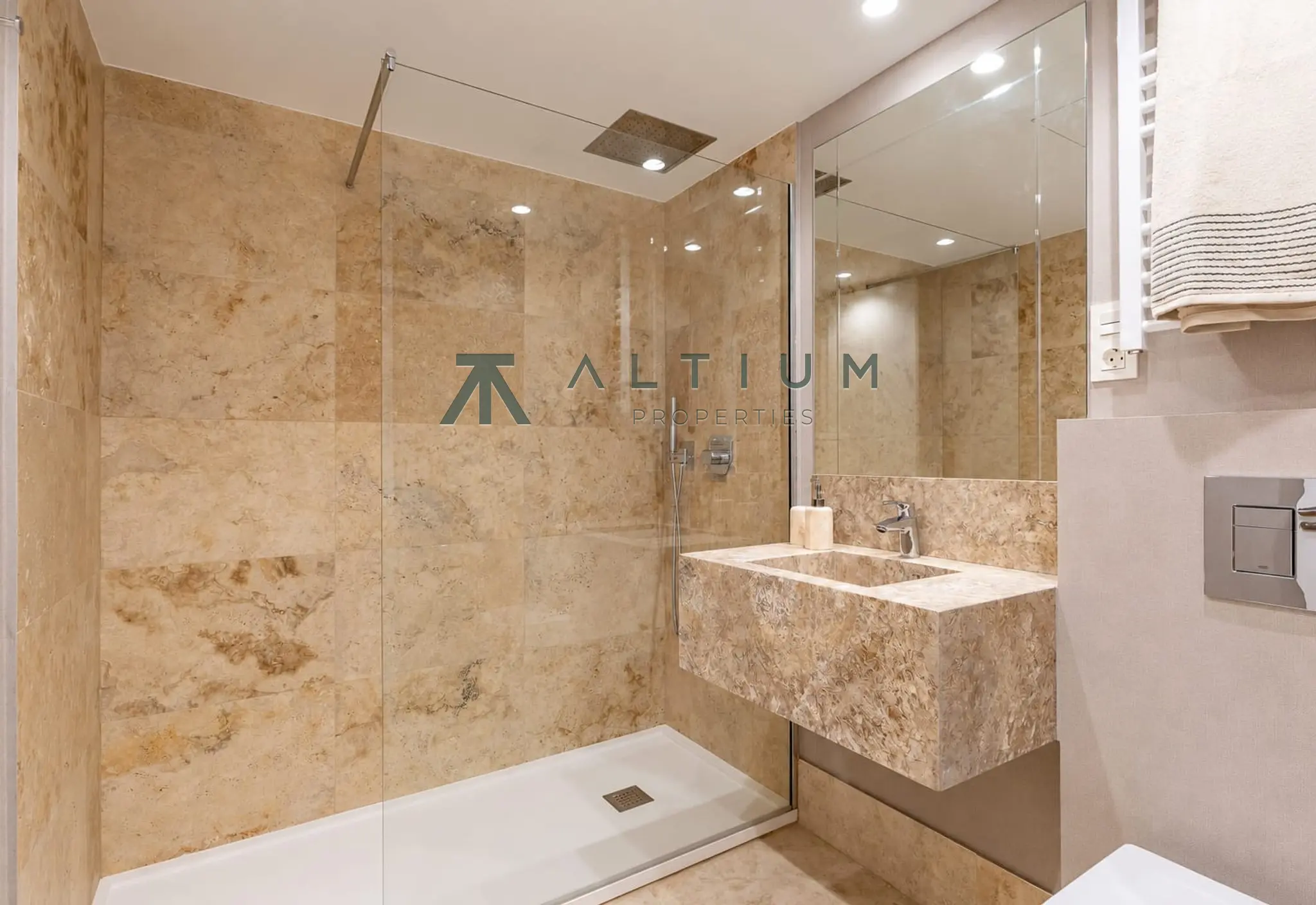 Tres suites, cocina flexible y dos plazas de garaje en Castellana