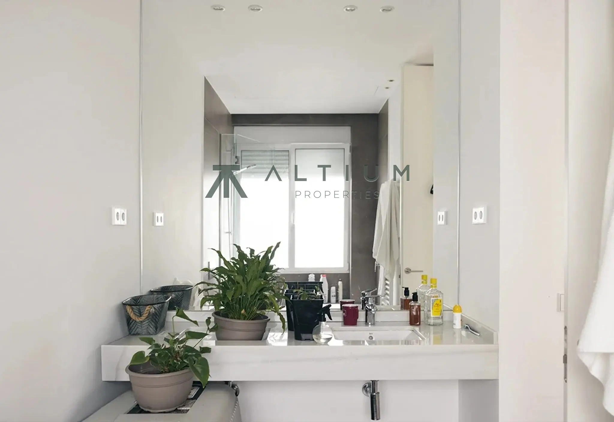 Una gran vivienda con terraza y tres ambientes de día en Núñez de Balboa
