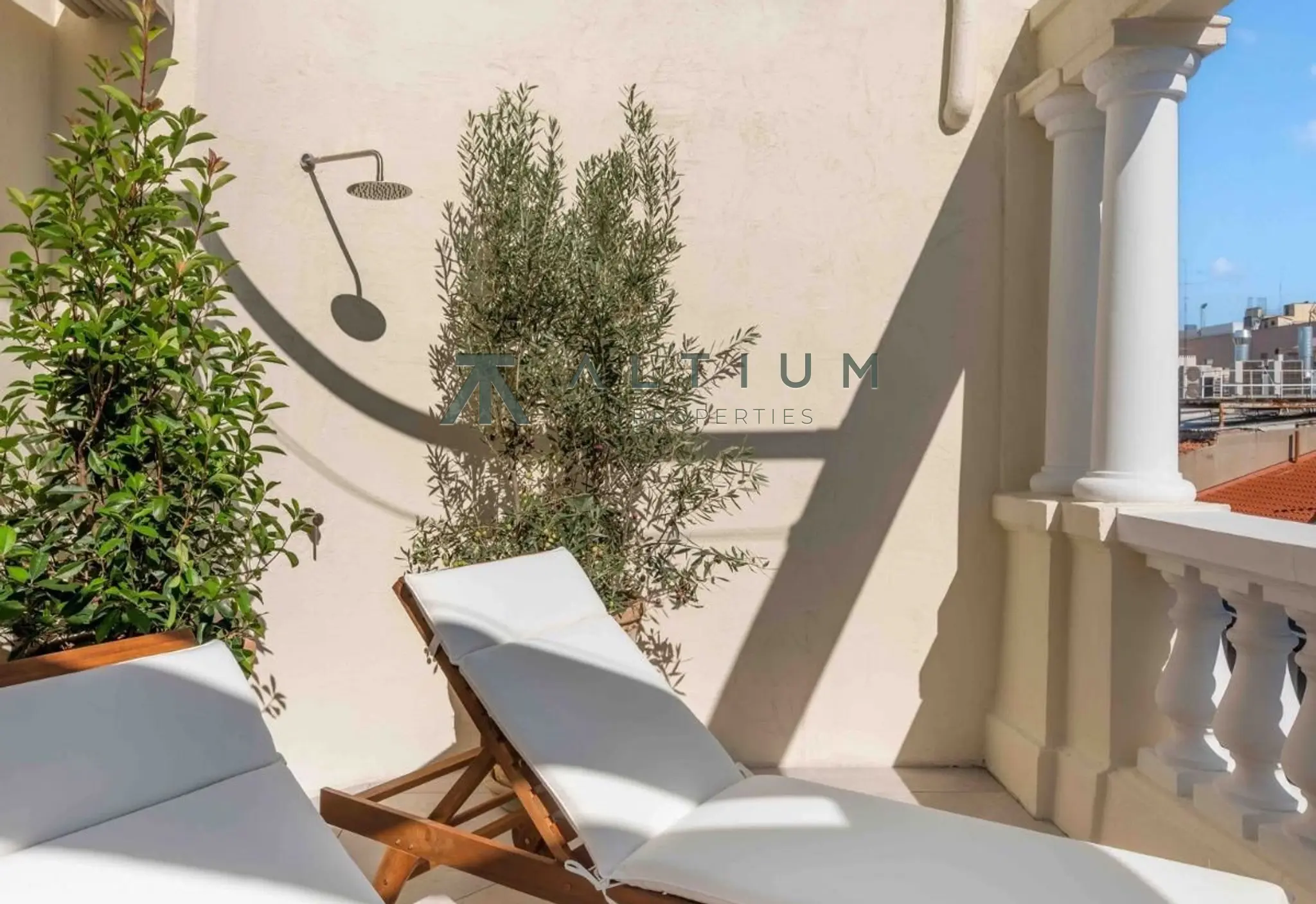 26 m² de terraza sobre los tejados de Recoletos