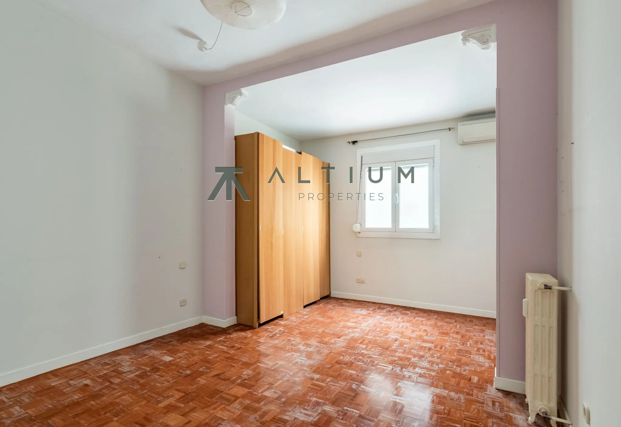 Mirador, calle arbolada y una casa por diseñar en Goya