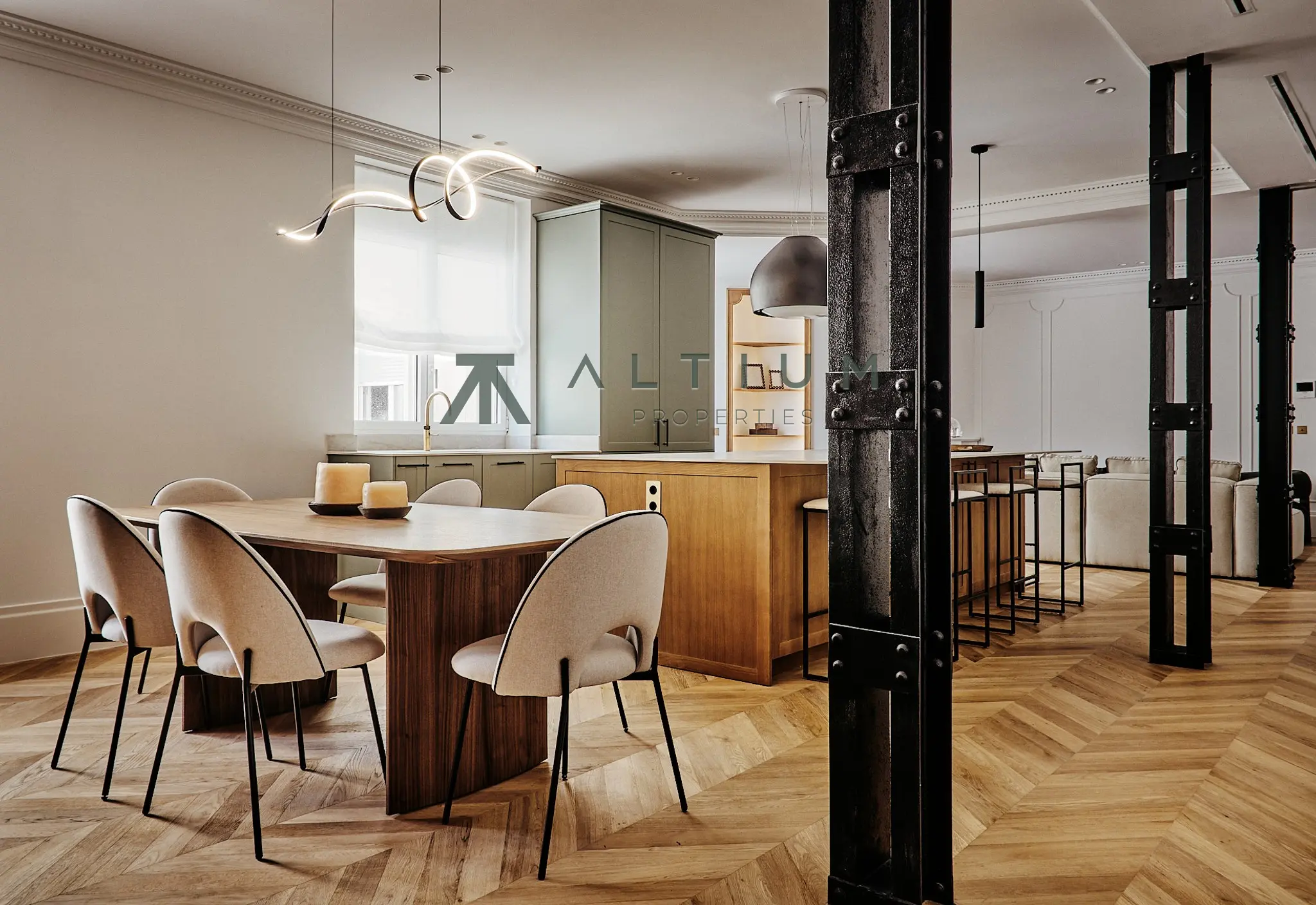 A fireplace, bay window and four bedrooms in Salamanca