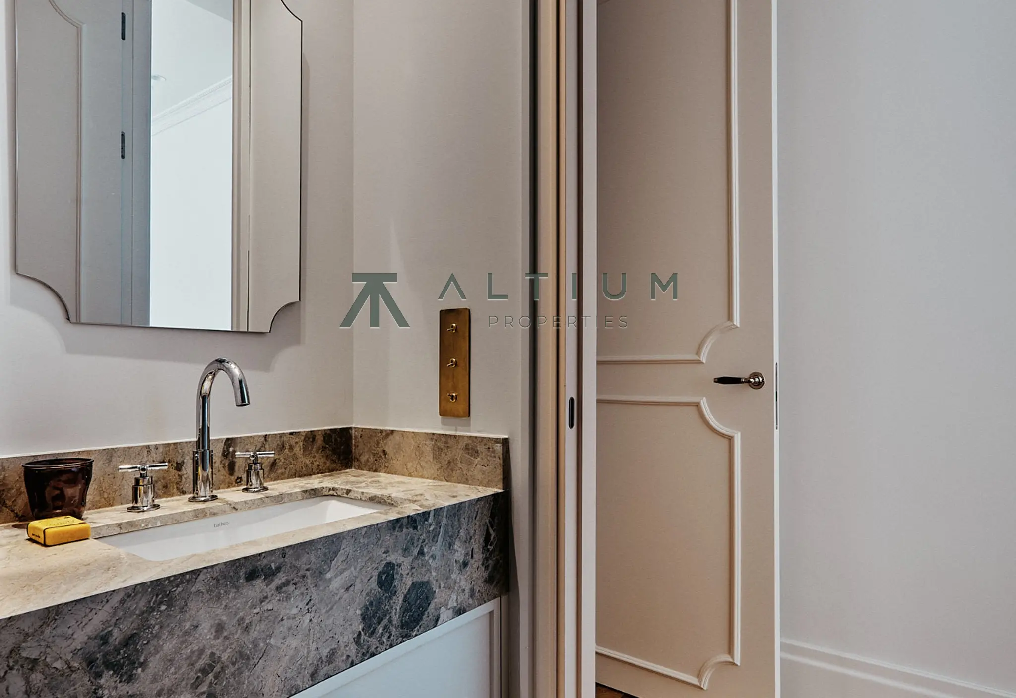 A fireplace, bay window and four bedrooms in Salamanca