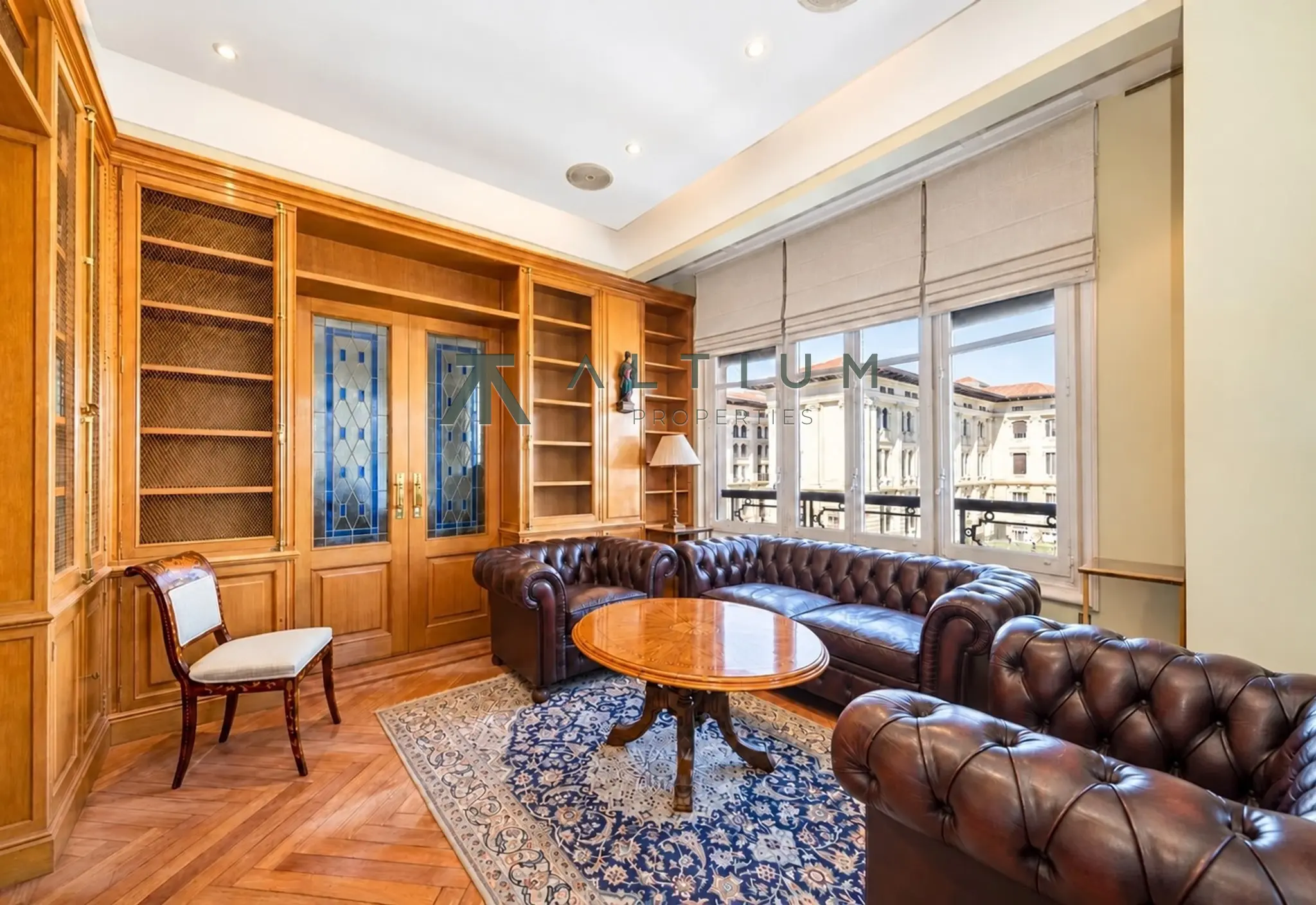 Esquina, miradores y vidrieras en una gran vivienda de Castellana