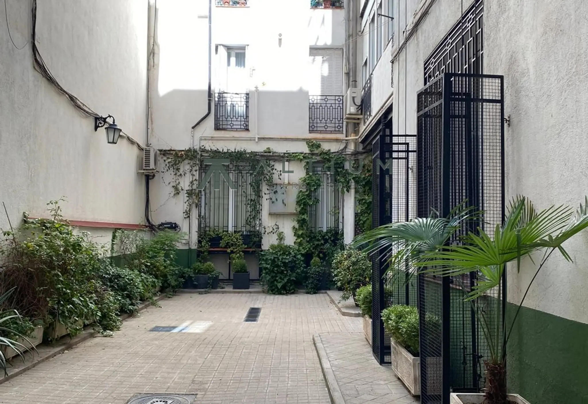 Una vivienda interior abierta a grandes patios en Recoletos
