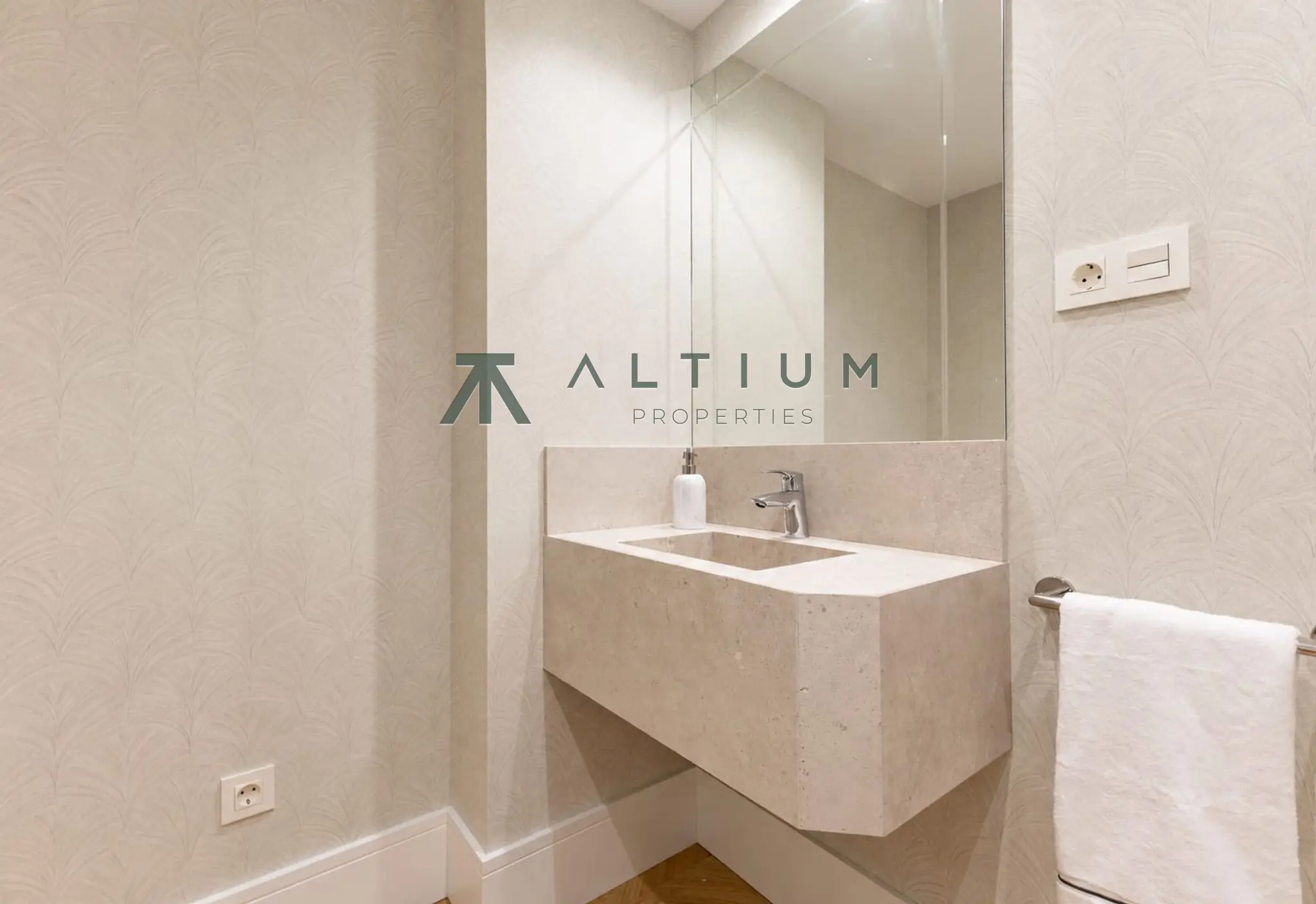 Tres suites, cocina flexible y dos plazas de garaje en Castellana