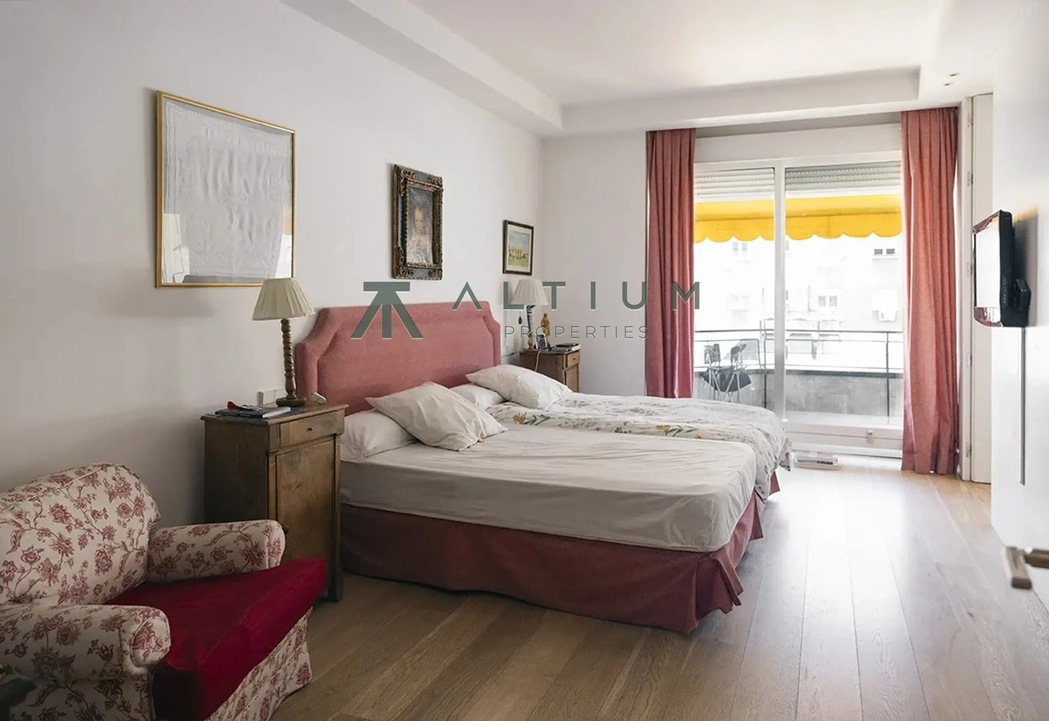 Una gran vivienda con terraza y tres ambientes de día en Núñez de Balboa