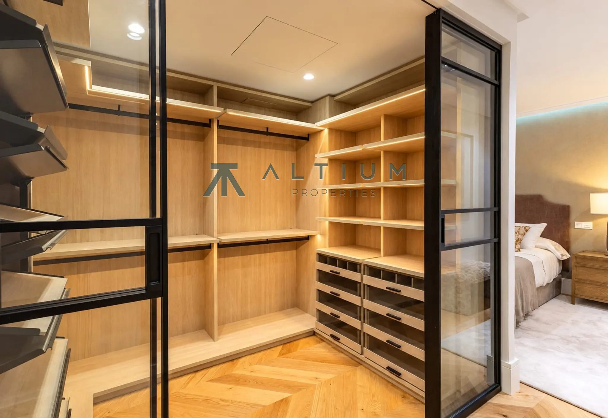 Tres suites, cocina flexible y dos plazas de garaje en Castellana