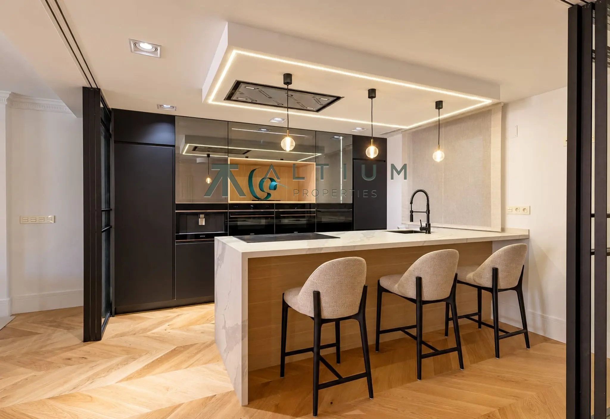Tres suites, cocina flexible y dos plazas de garaje en Castellana