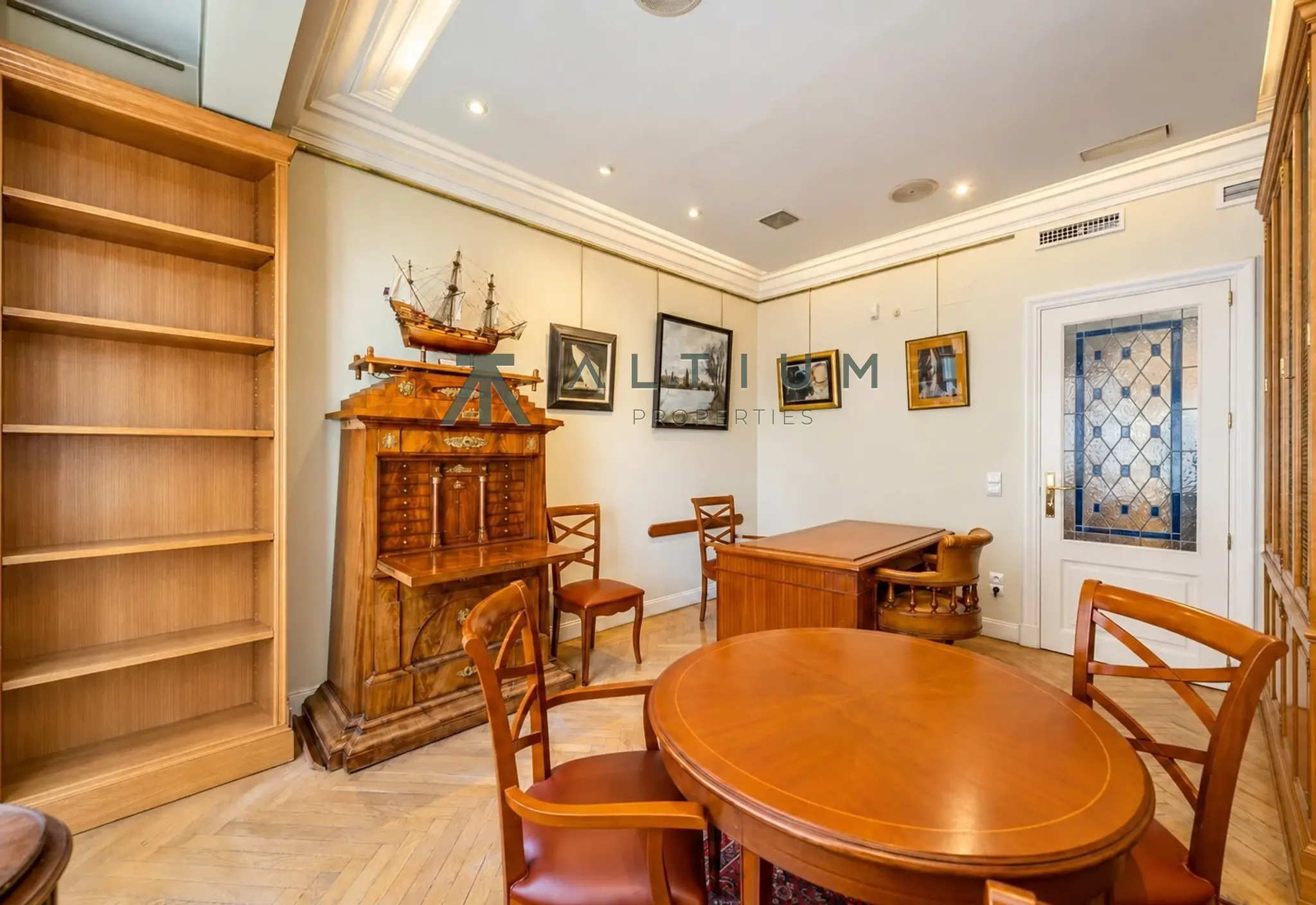 Esquina, miradores y vidrieras en una gran vivienda de Castellana