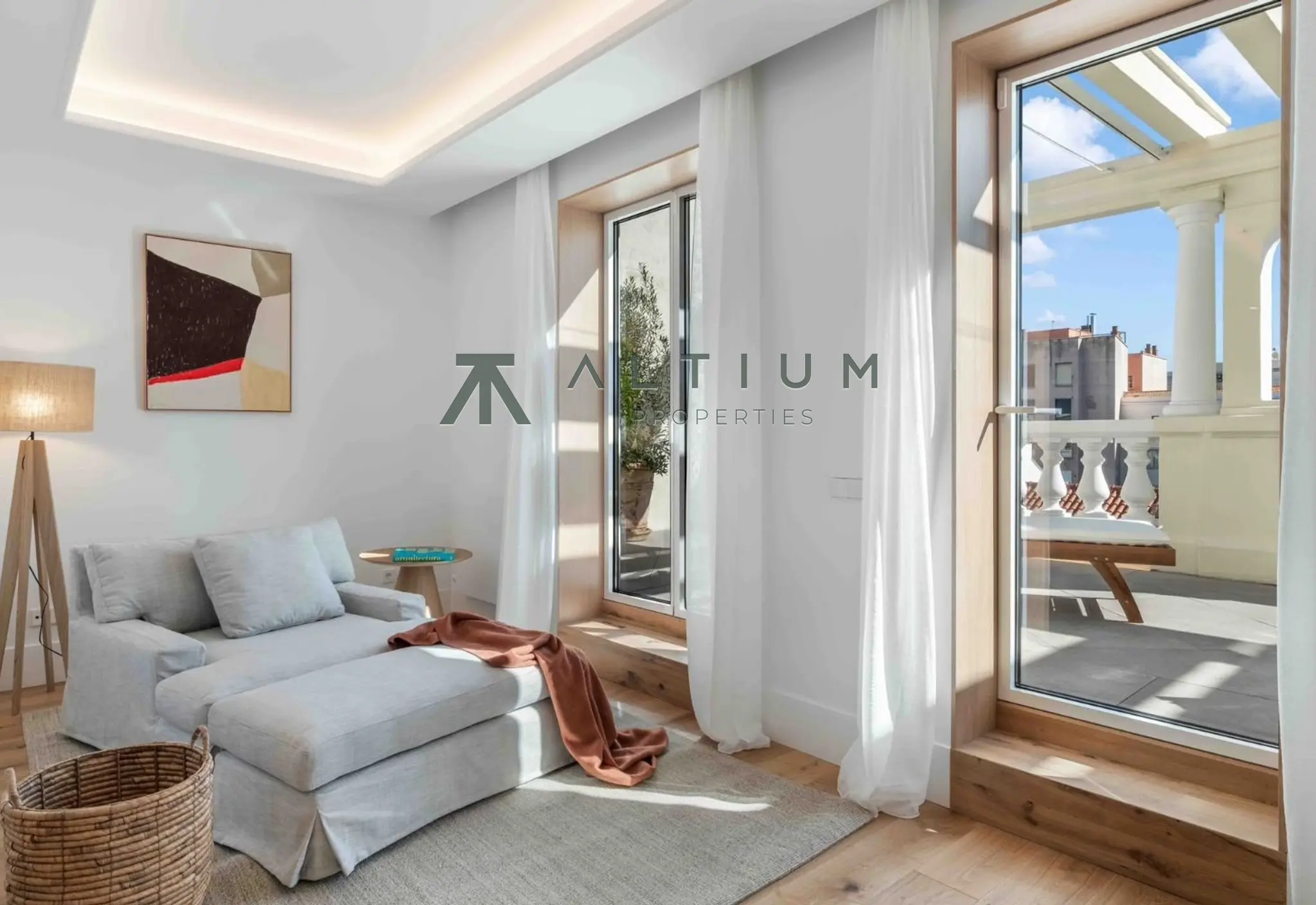 26 m² de terraza sobre los tejados de Recoletos