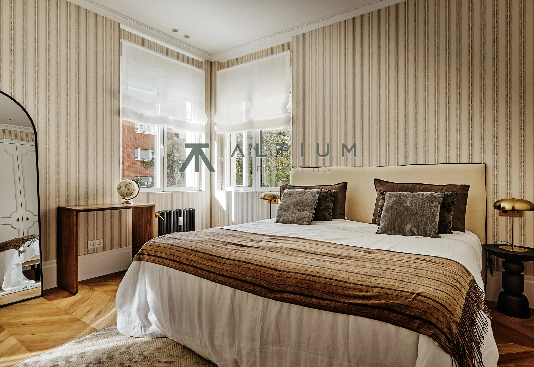 A fireplace, bay window and four bedrooms in Salamanca
