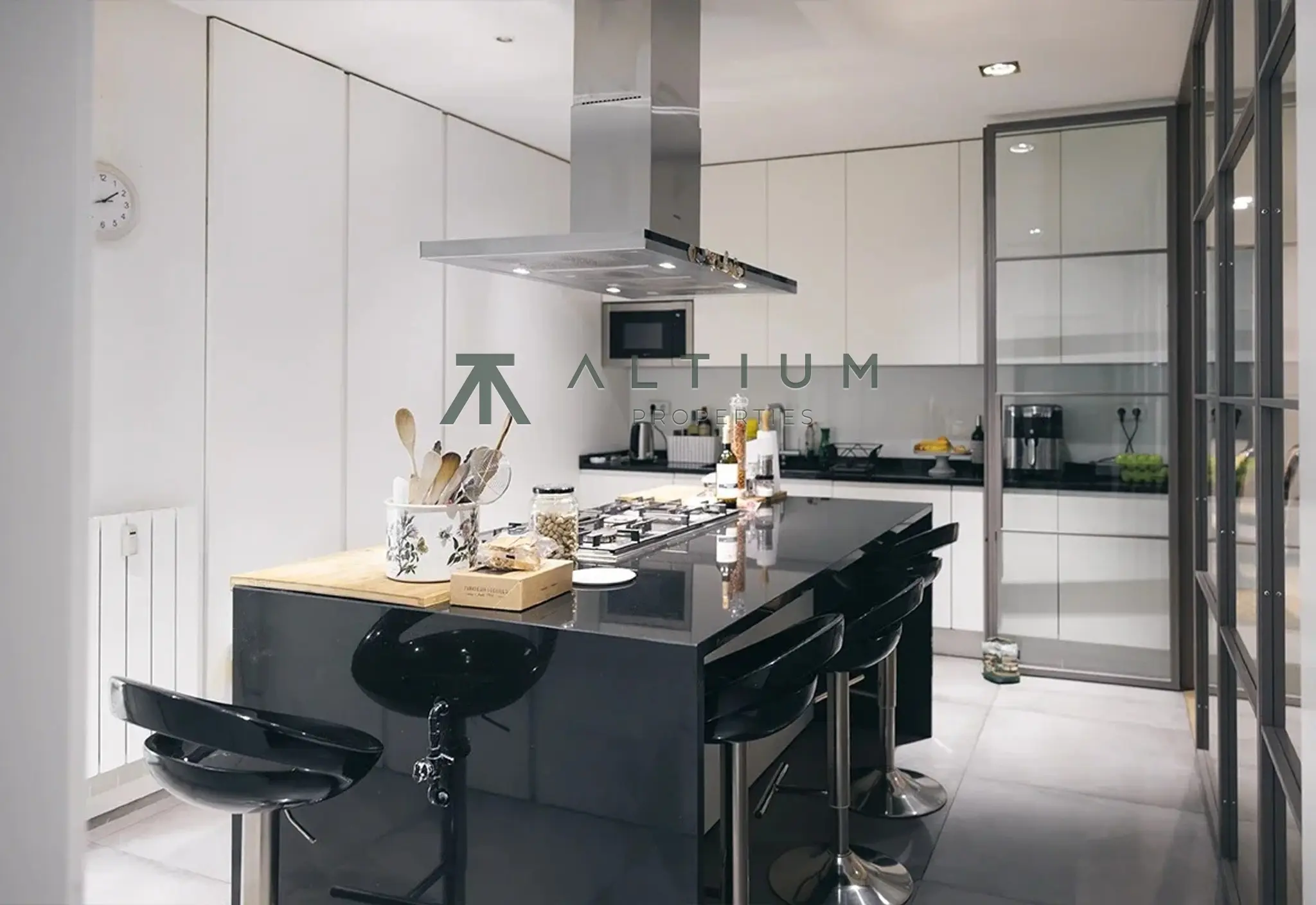 Una gran vivienda con terraza y tres ambientes de día en Núñez de Balboa