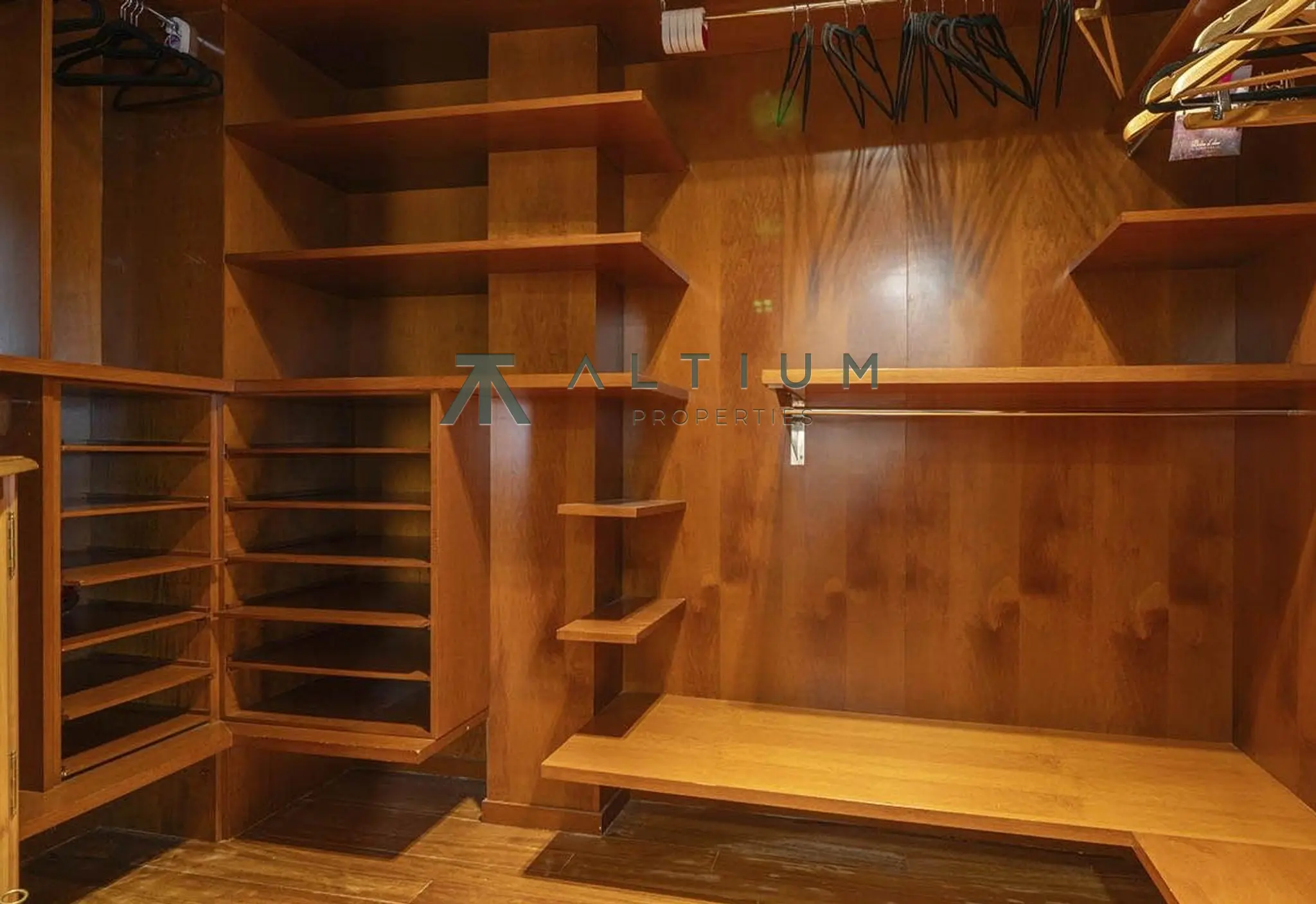 195 m², tres balcones y mucha luz en Goya