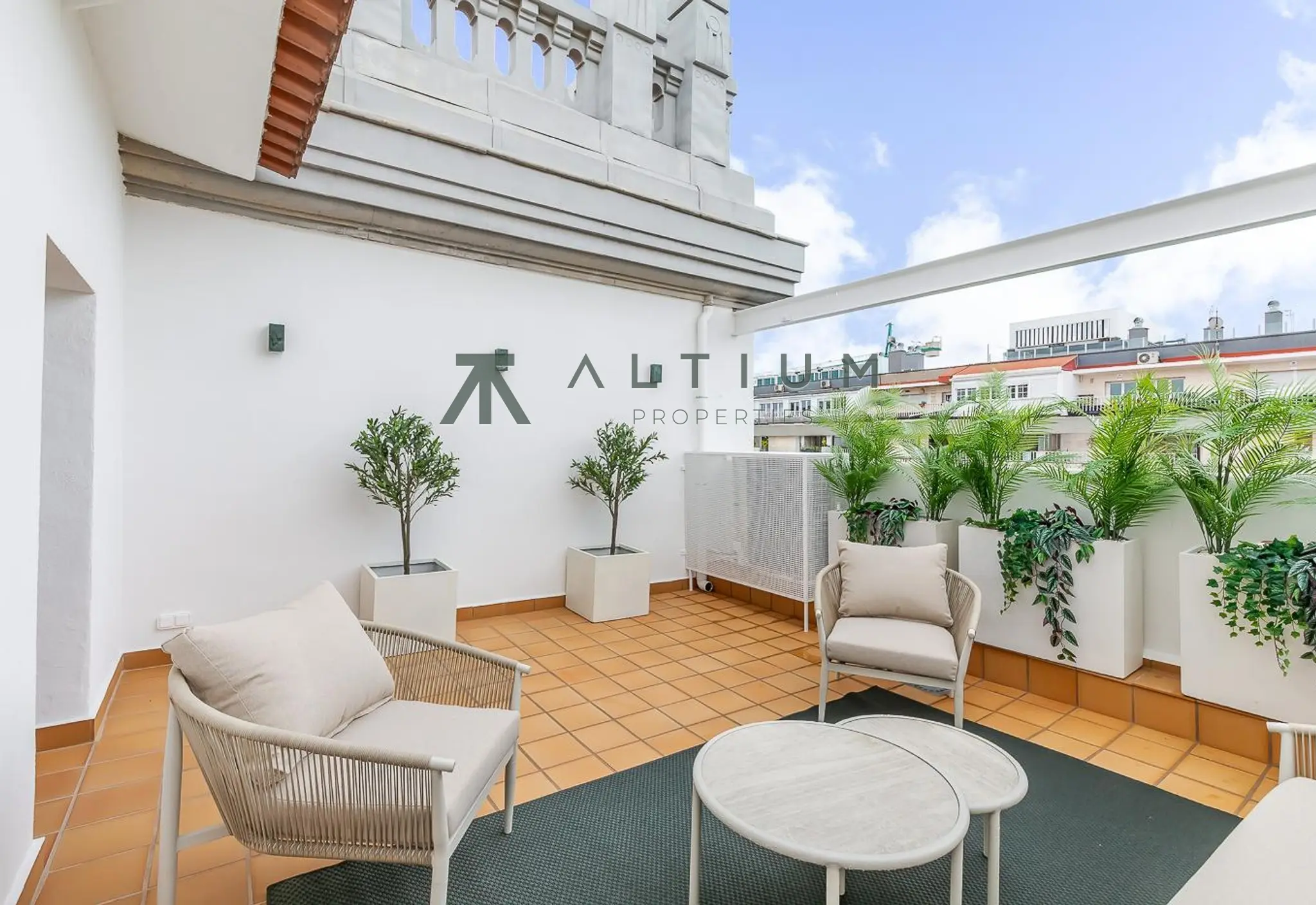 Terraza sur y techos de 4 metros junto al Retiro