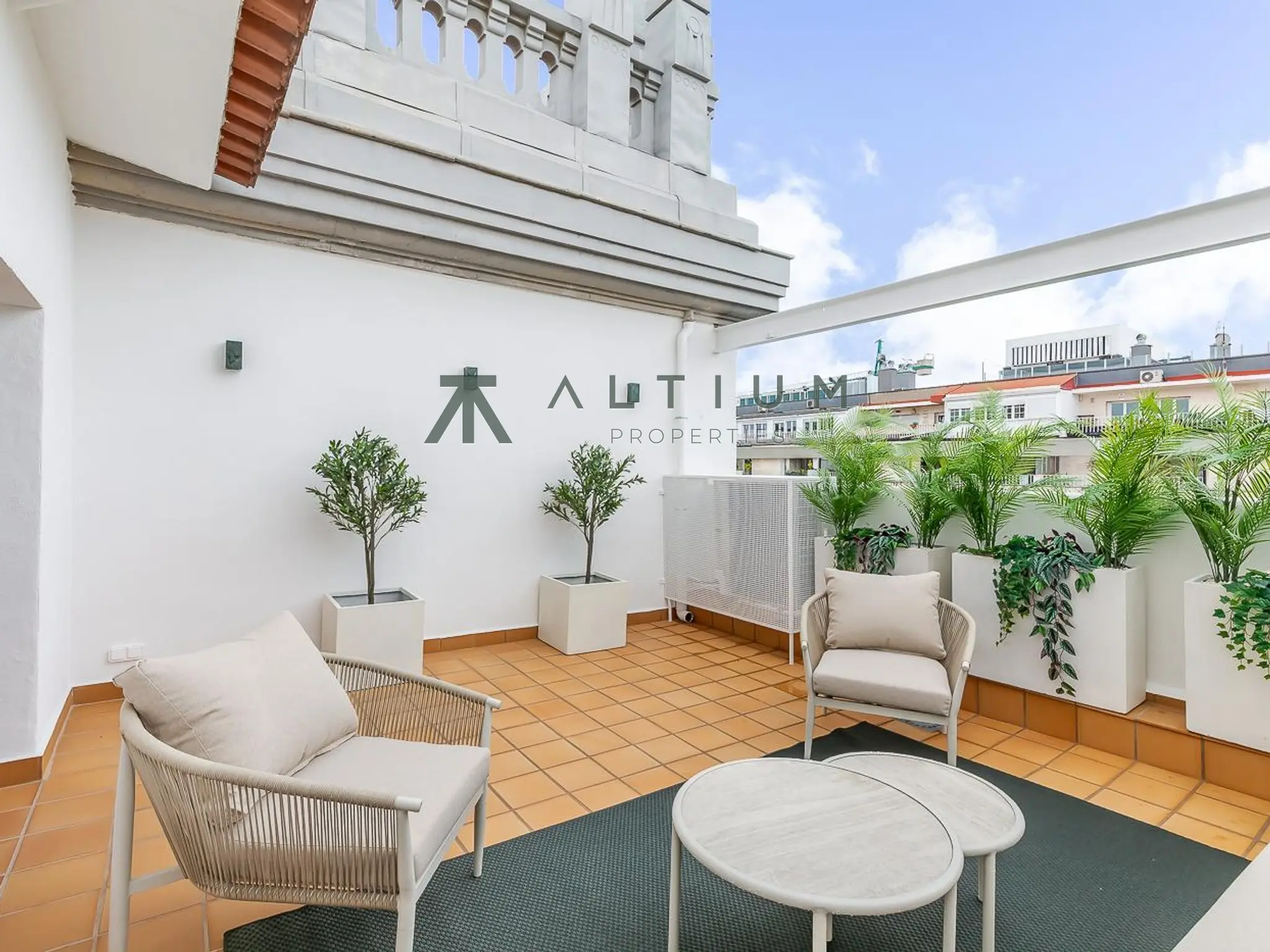 Terraza sur y techos de 4 metros junto al Retiro
