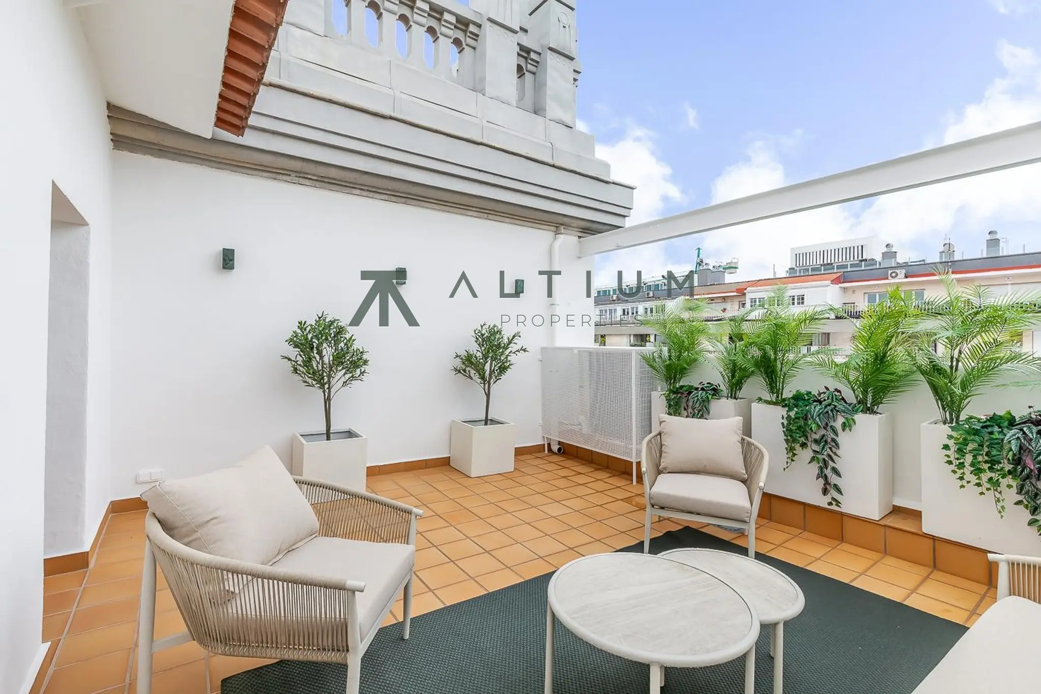 Terraza sur y techos de 4 metros junto al Retiro