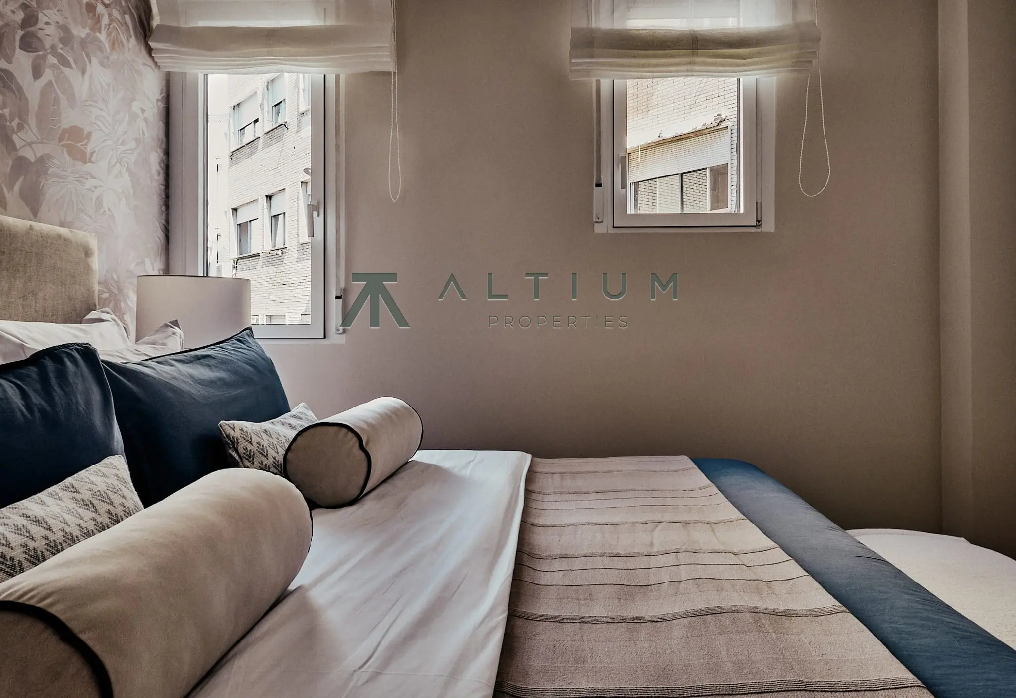 Quinta planta, luz de tarde y balcón en Lista