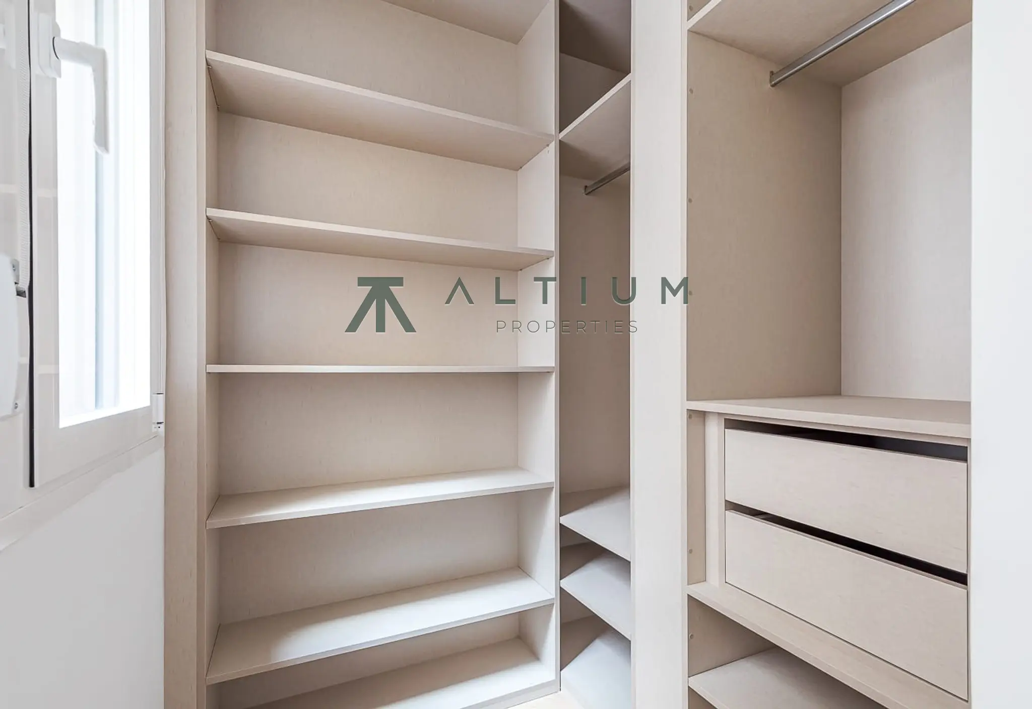 Interior en Malasaña — Amplitud y vida cultural en Universidad (43 de 49)