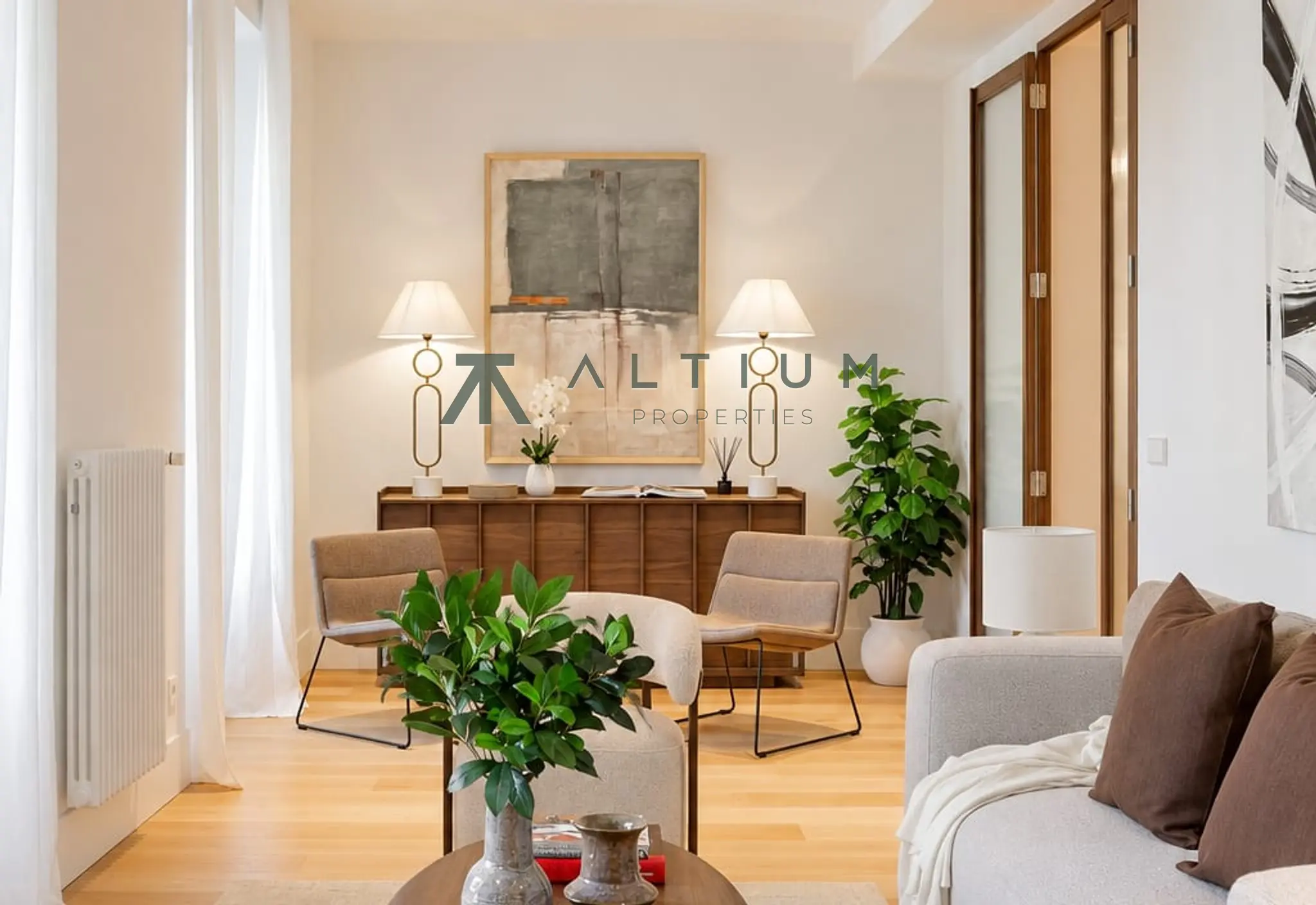 Siete balcones, triple orientación y gran escala en Chamberí