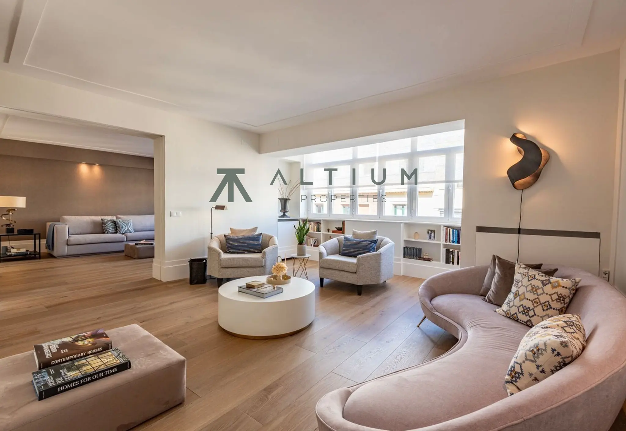 Piso de 4 dormitorios y 250 m2 en Chamberí - Almagro en venta — Elegancia residencial y espacios nobles en Almagro
