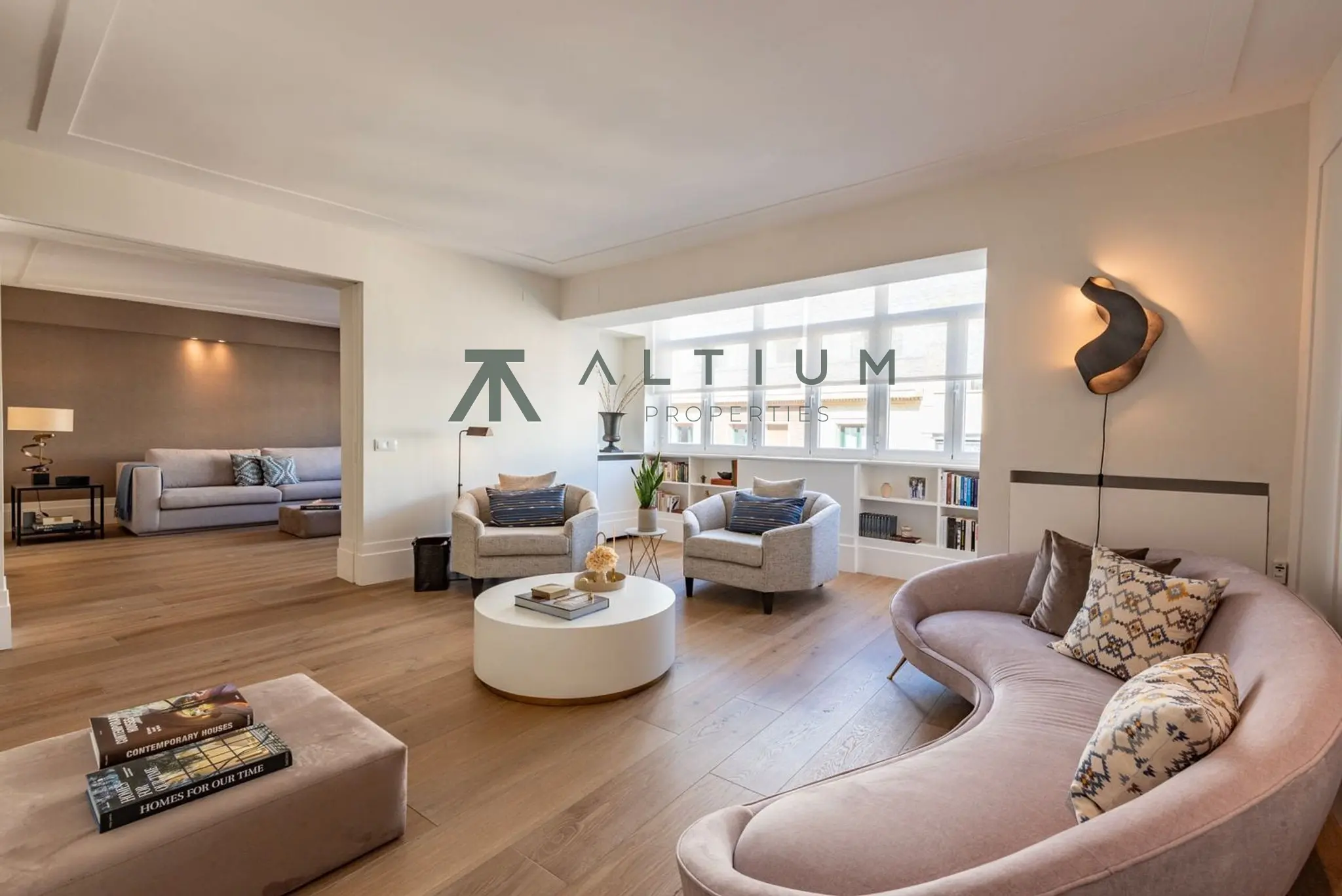 Piso de 4 dormitorios y 250 m2 en Chamberí - Almagro en venta — Elegancia residencial y espacios nobles en Almagro