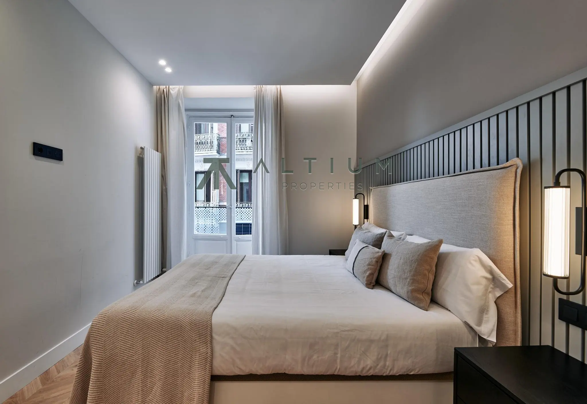 Tres balcones de vida urbana junto a Sol