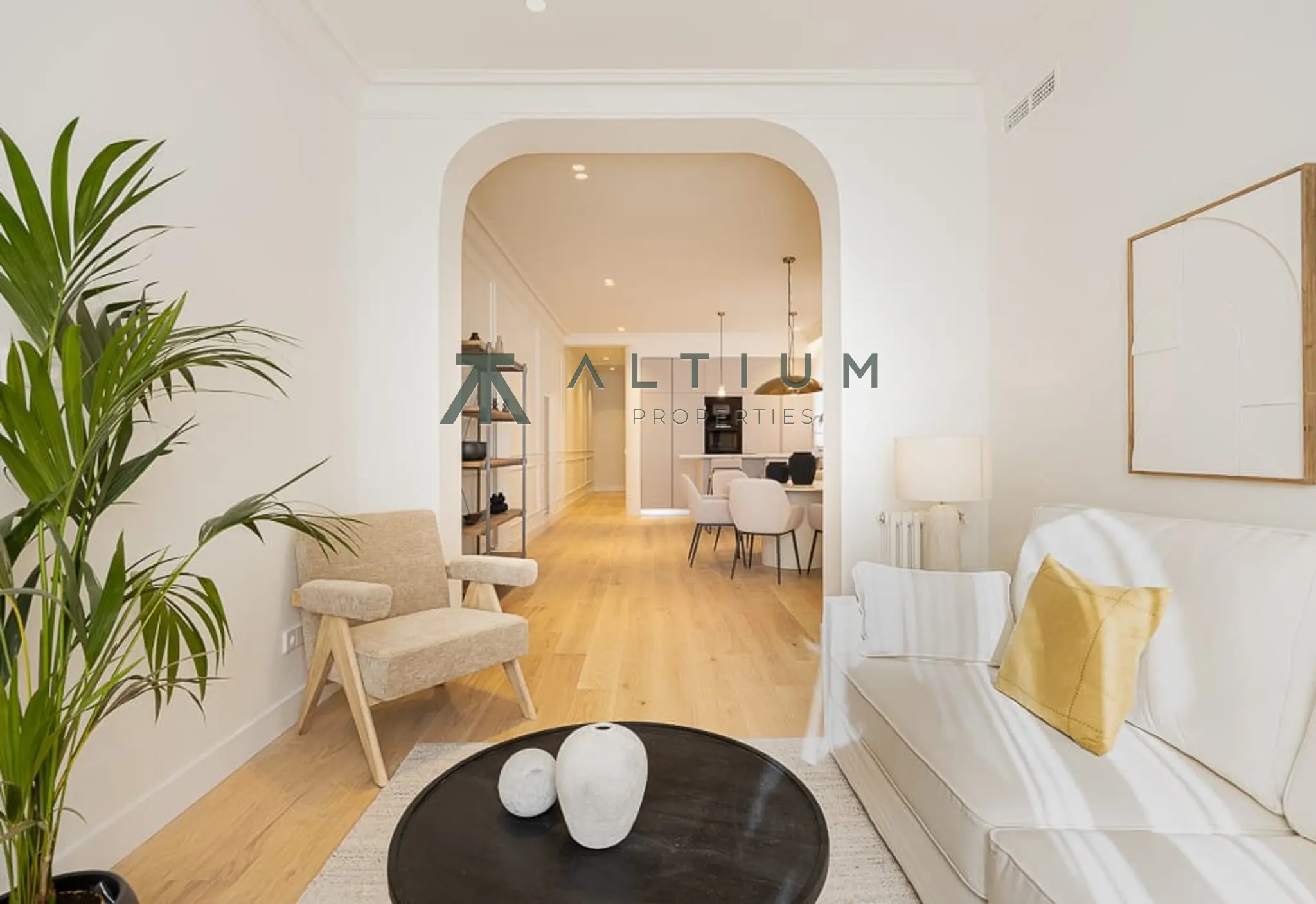 Quinta planta, luz de mañana y reforma a estrenar en Ibiza