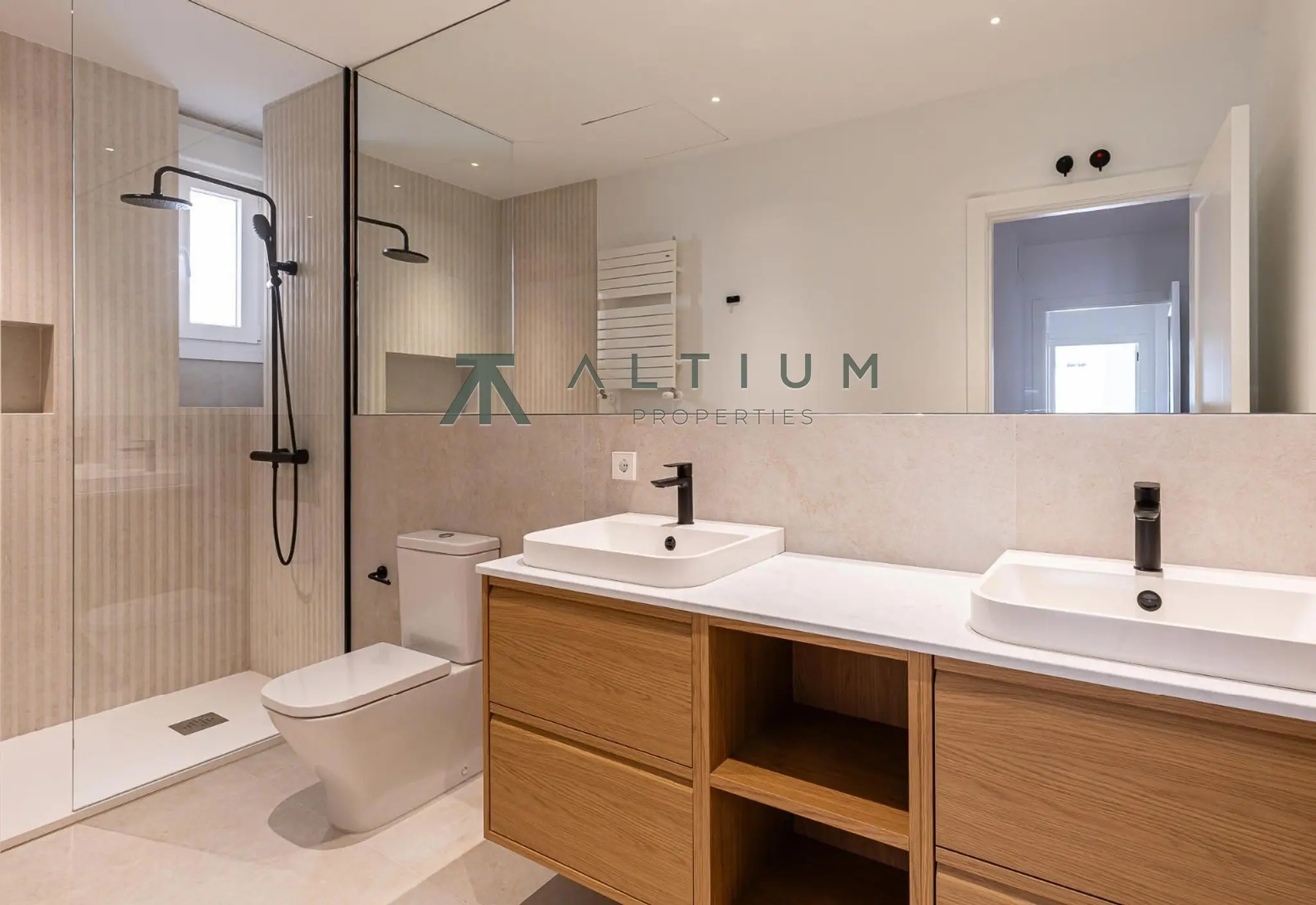 301 m² abiertos a seis balcones en Chamberí