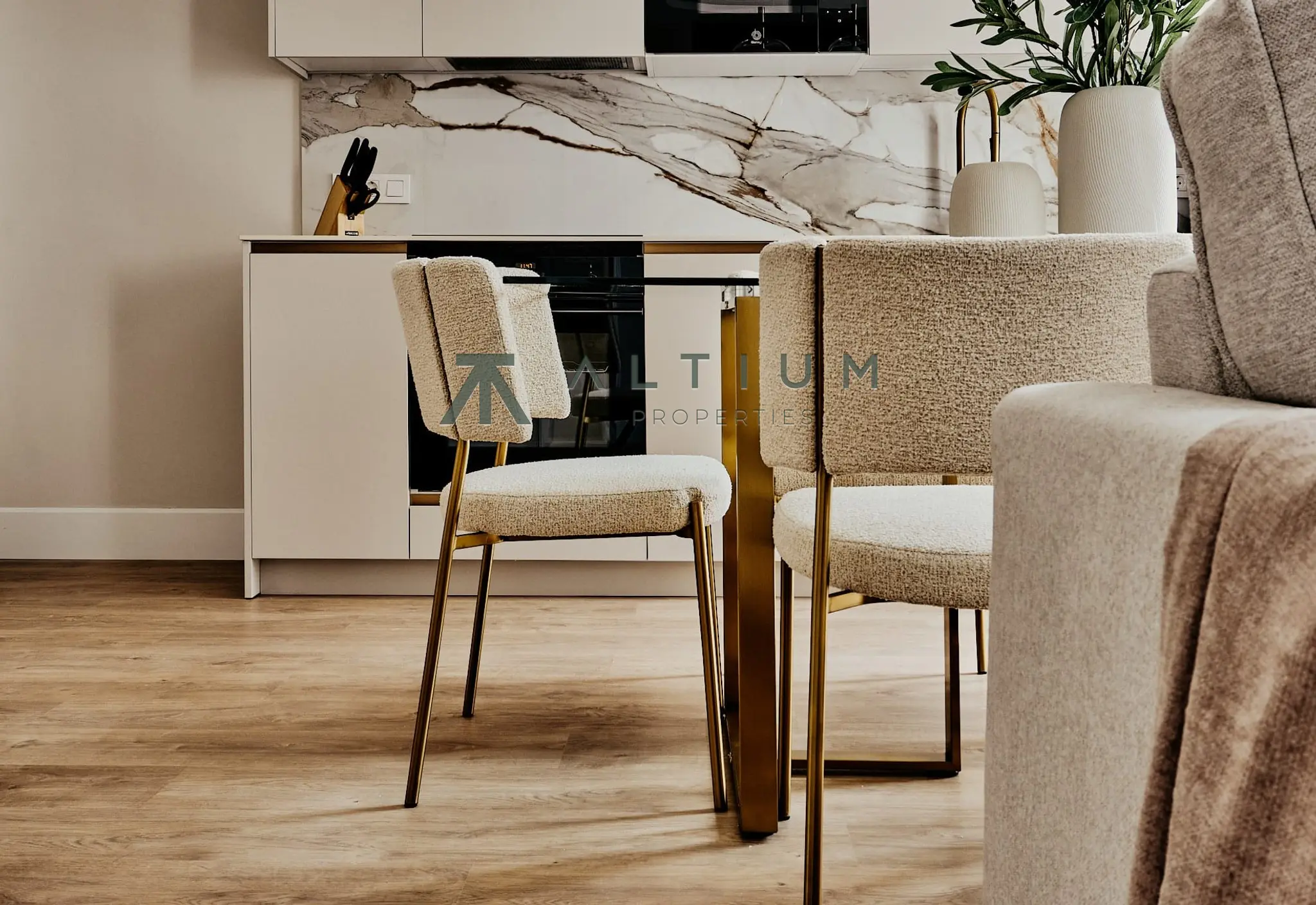 Quinta planta, luz de tarde y balcón en Lista