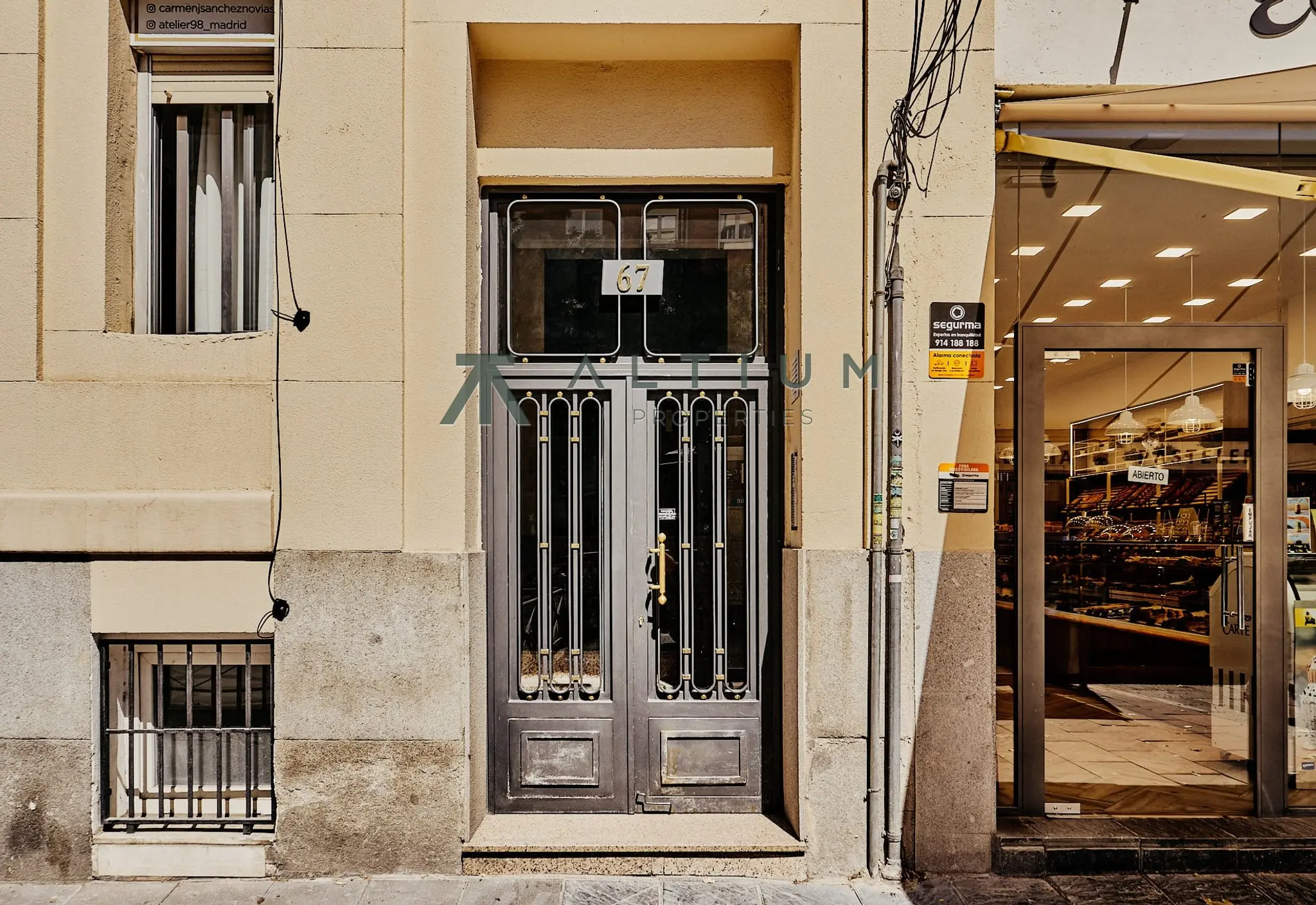 Quinta planta, luz de tarde y balcón en Lista