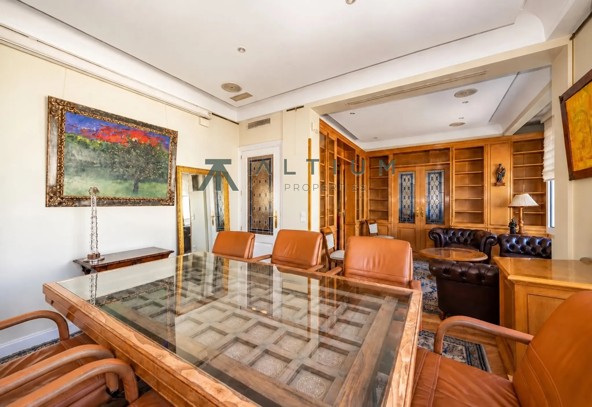 Esquina, miradores y vidrieras en una gran vivienda de Castellana