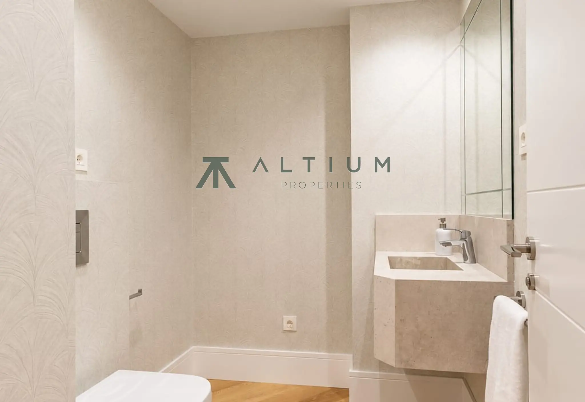 Tres suites, cocina flexible y dos plazas de garaje en Castellana