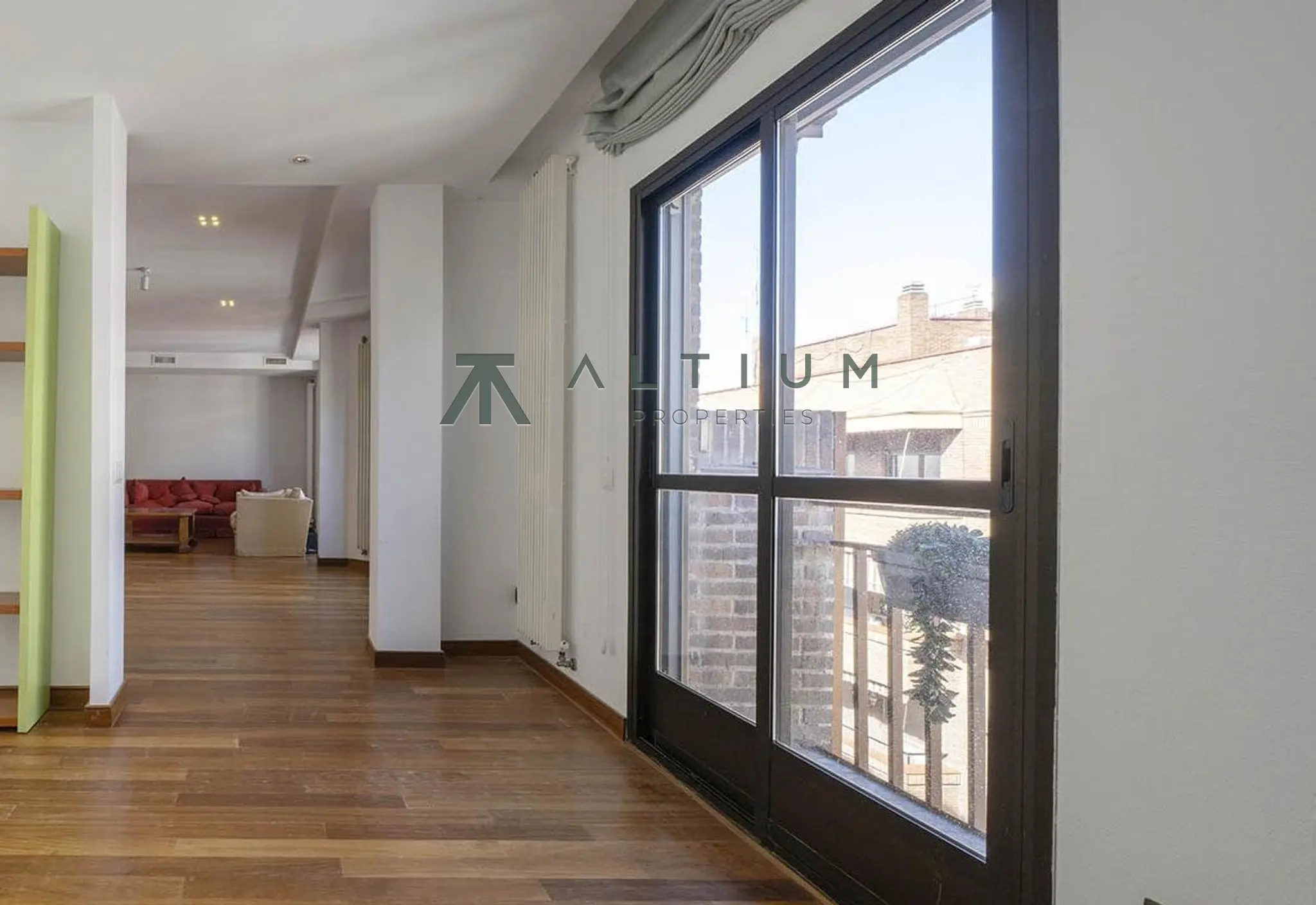 195 m², tres balcones y mucha luz en Goya